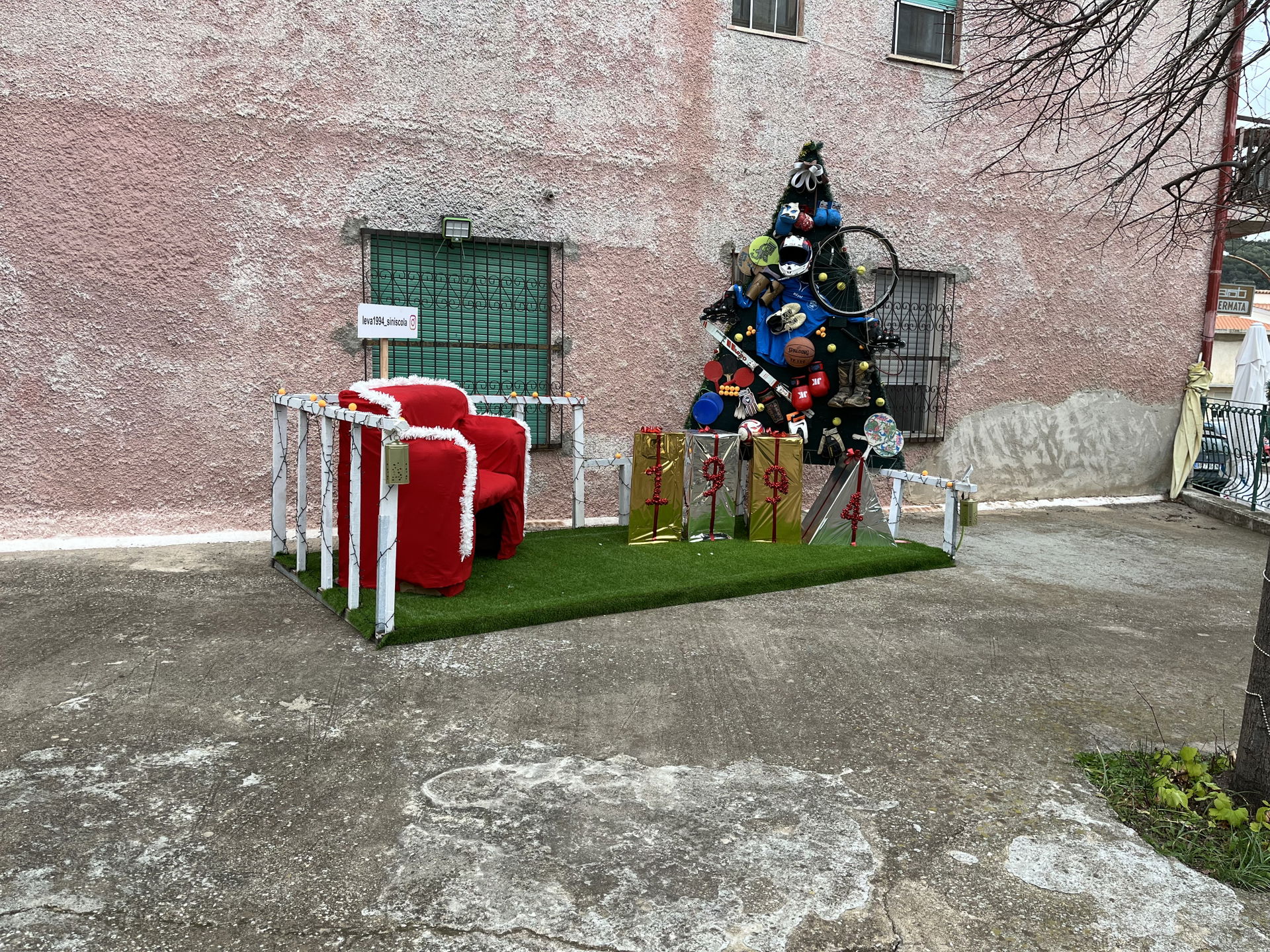 Albero e poltrona di Natale all'esterno della chiesa di Sant'Ef…