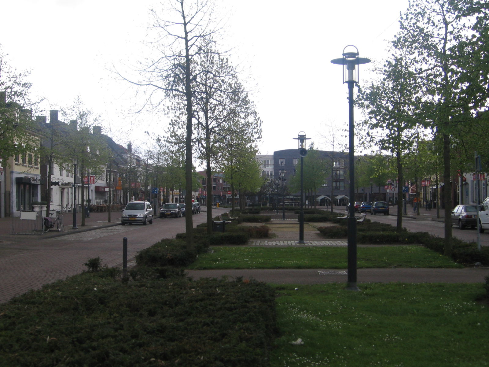 Zicht op een deel van de straat de Markt in het centrum van Ett…