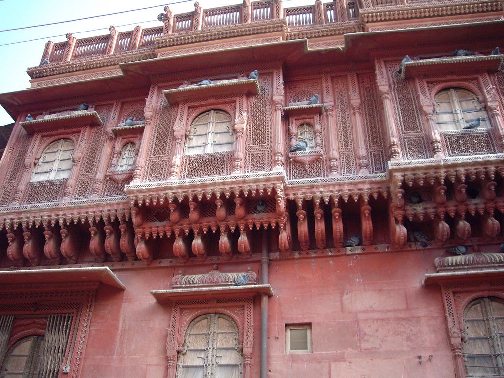 Ornate jharokha windows on a haveli in Phalodi, Rajasthan, Indi…