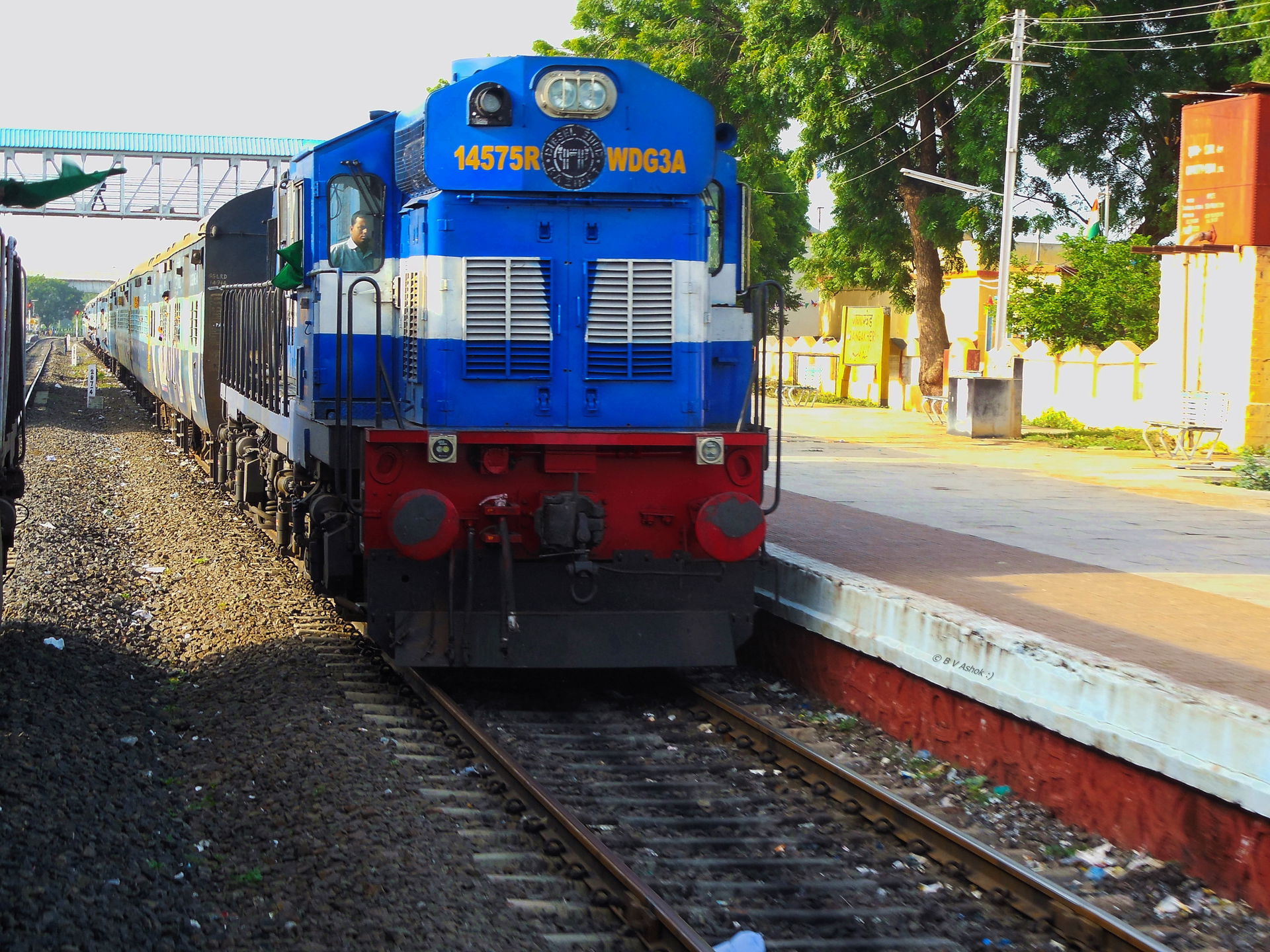 KZJ WDG-3A 14575 waiting at Gangakher with 57549 Hyderabad - Au…