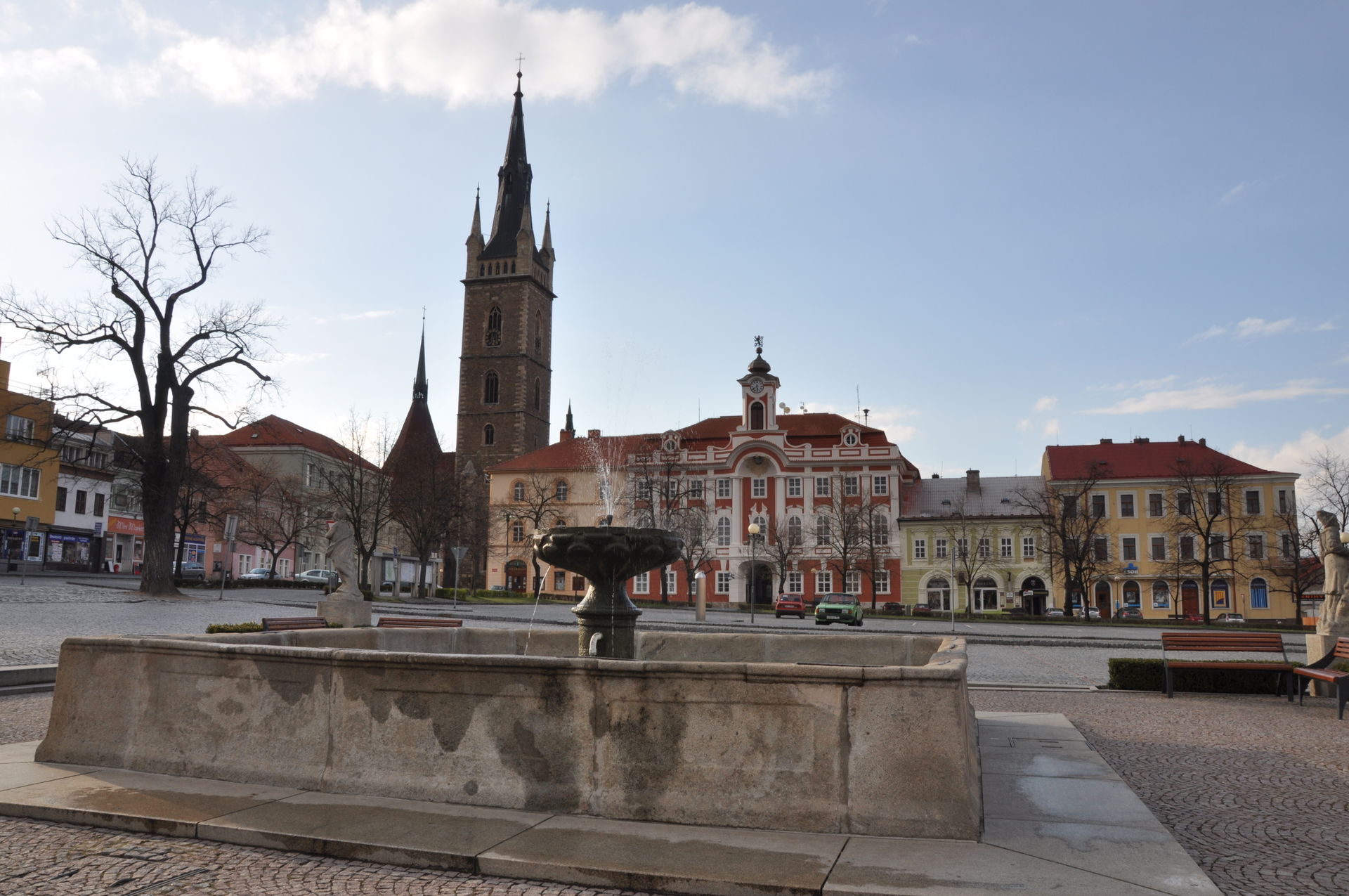 Kamenná čtvercová kašna s fontánou uprostřed postavena na konci…