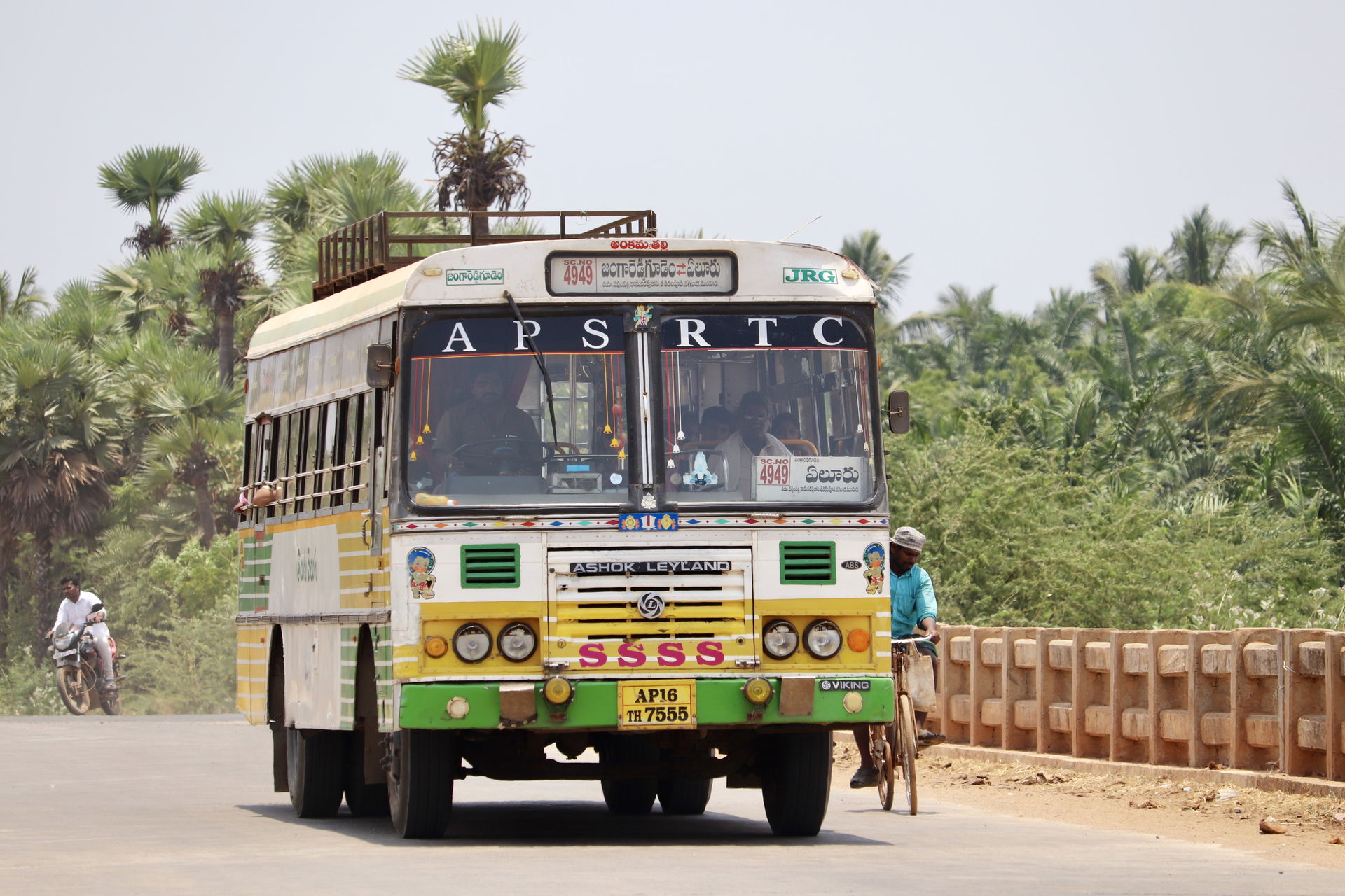 Eluru - Jangareddygudem APSRTC bus near Mundur