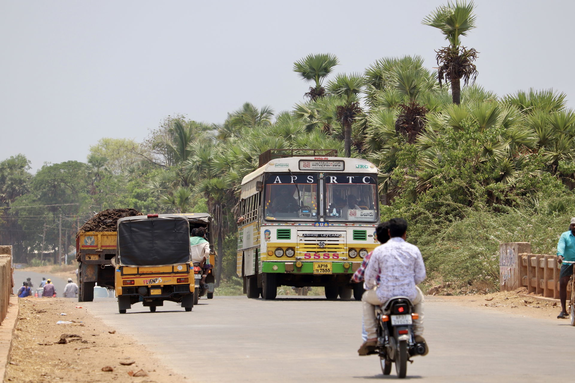 Eluru - Jangareddygudem APSRTC bus near Mundur