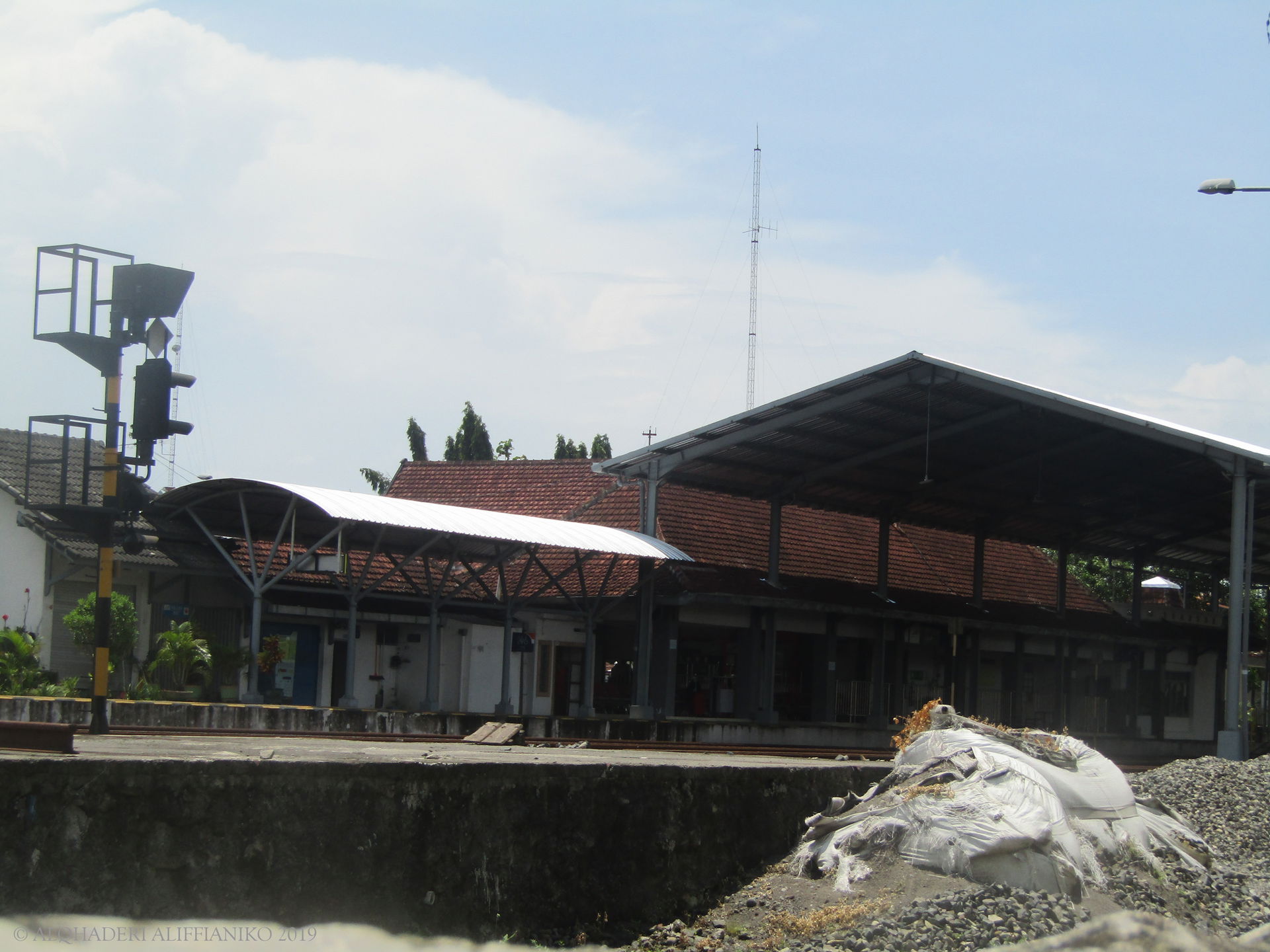 Emplasemen Stasiun Wates saat agak sepi, 2019