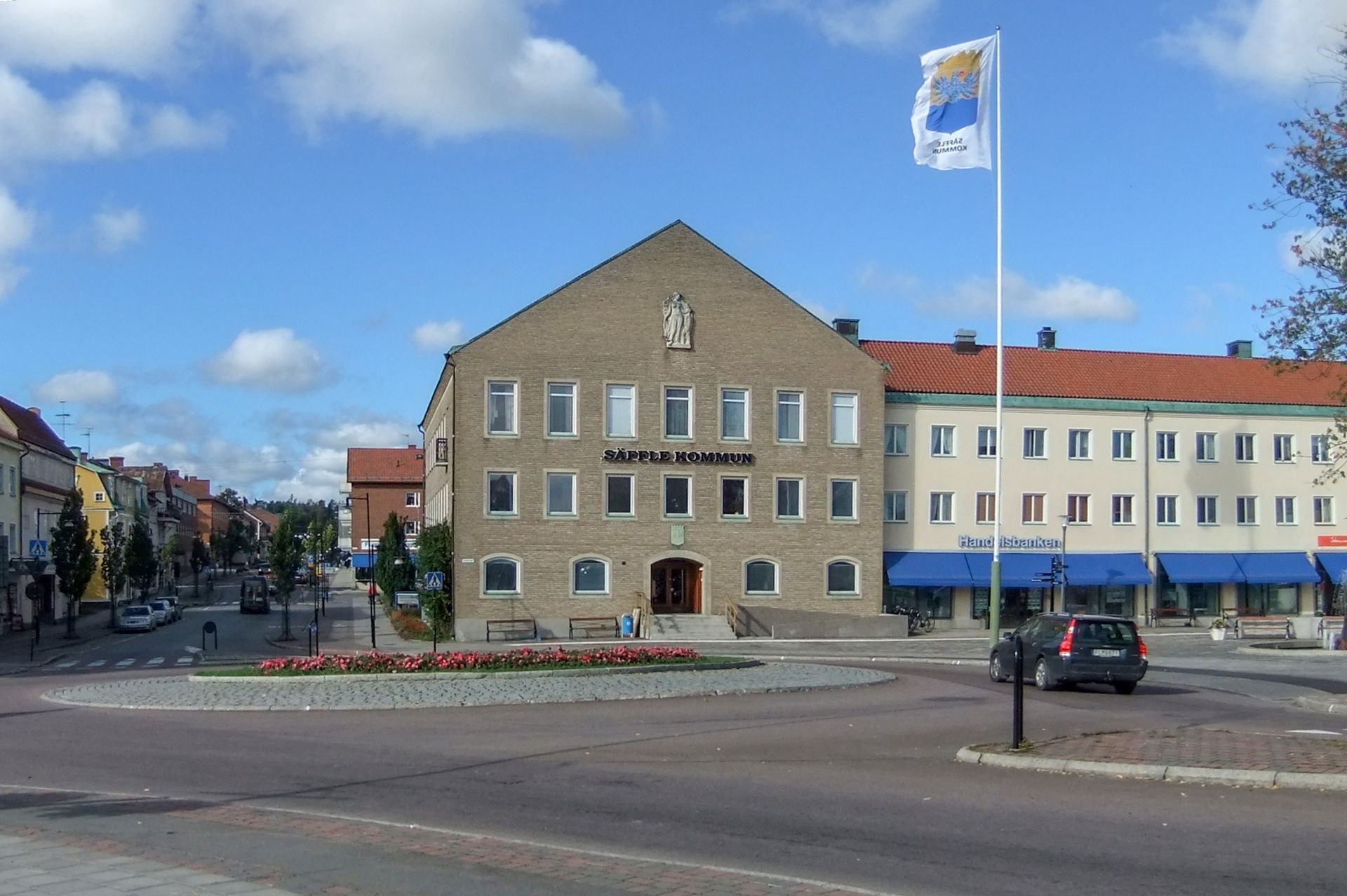 Säffle stadshus från öster. Till höger skymtas Kanaltorget och …