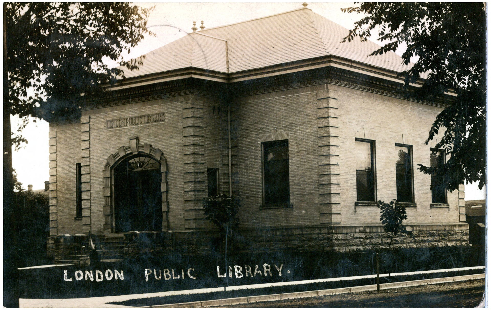 Black and white postcard of the library in London.