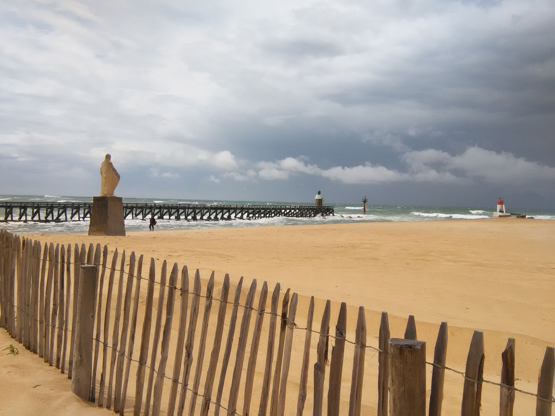 A view of the beach in Hossegor, with a statue in sight