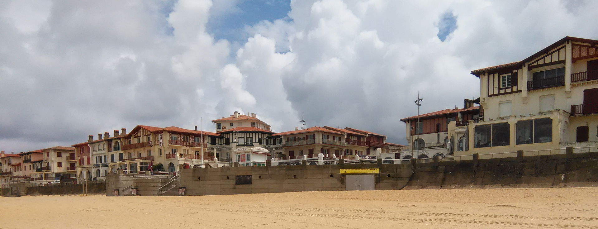 The beachfront opening at Soorts-Hossegor towards the restauran…