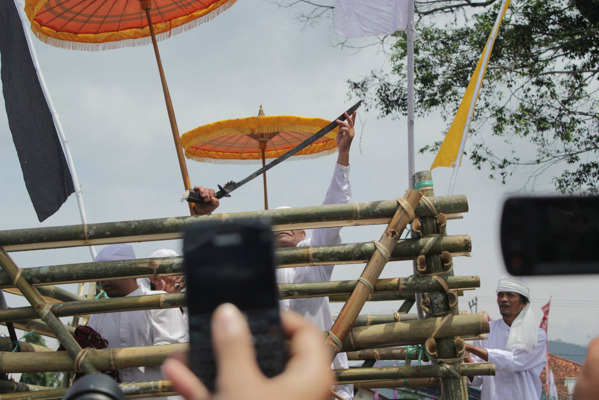 NYANGKU adalah ritual untuk membersihkan pusaka-pusaka peningga…