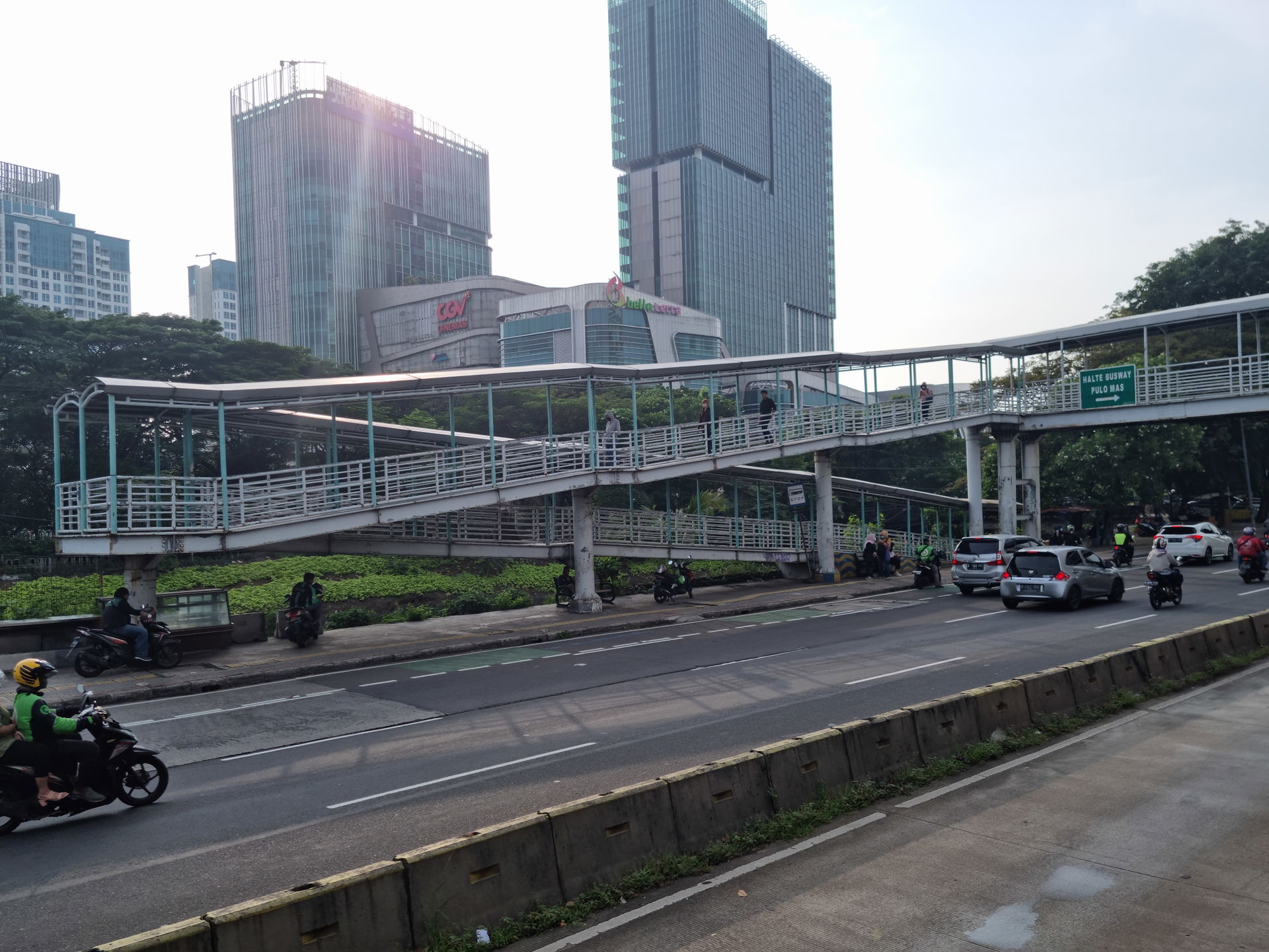 Jembatan Penyeberangan Orang yang melintangi Jalan Perintis Kem…