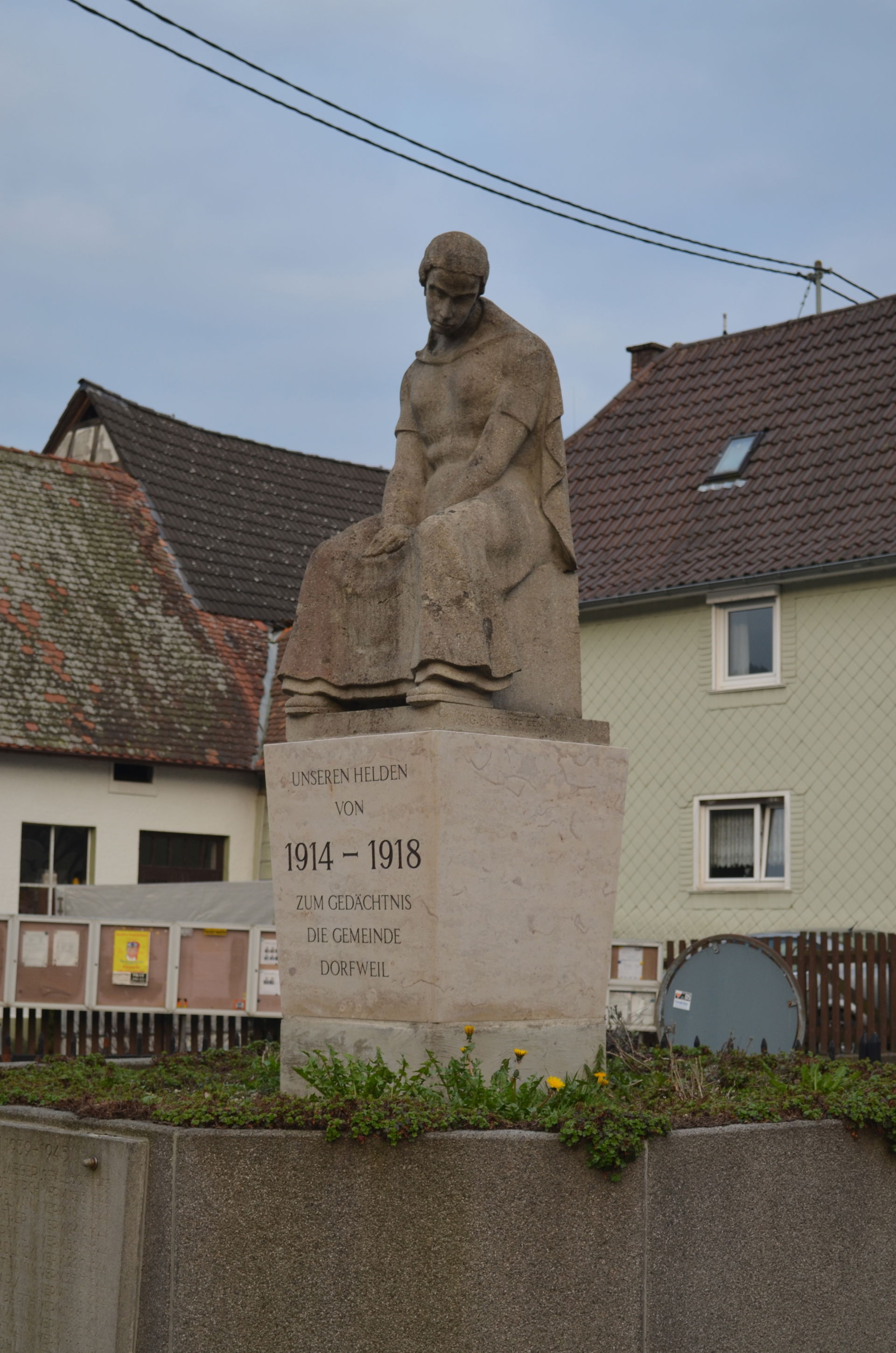 Dorfweil, Kriegerdenkmal nach Sanierung 2015