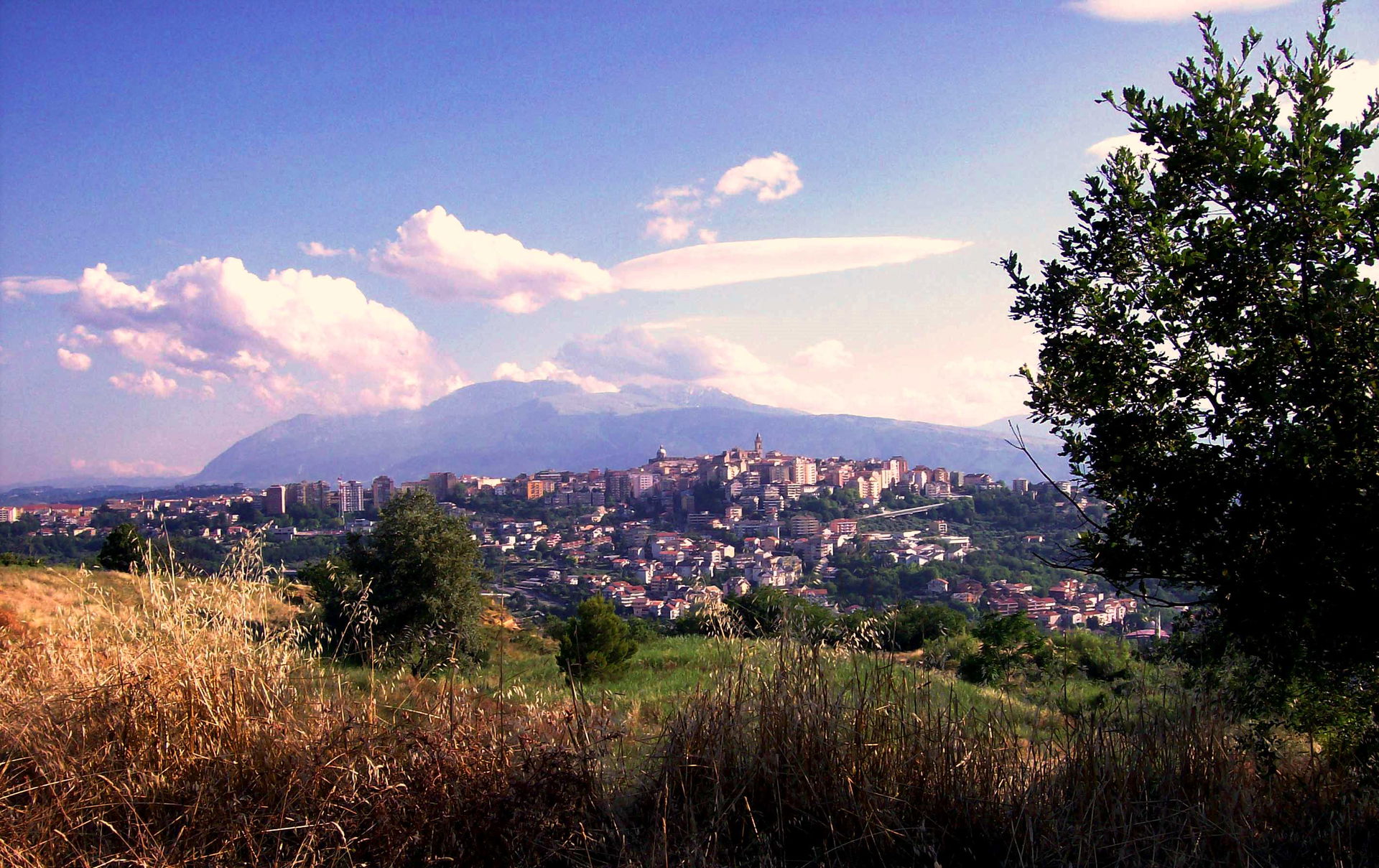 A picture of Chieti panorama from a hill