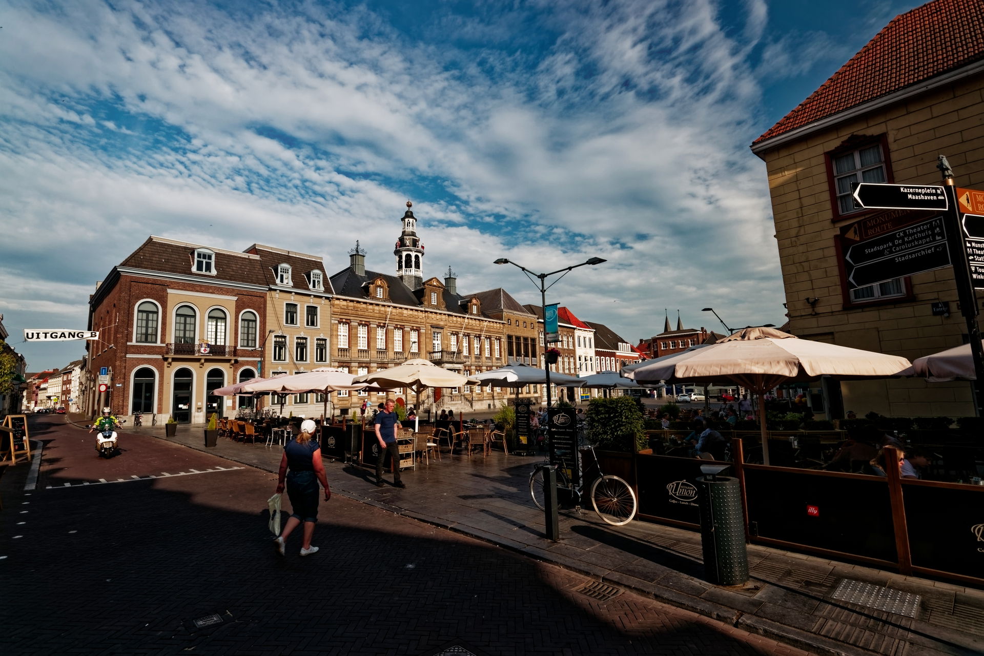 Roermond - Markt - View SE on Markt - Stadhuis Roermond 1700