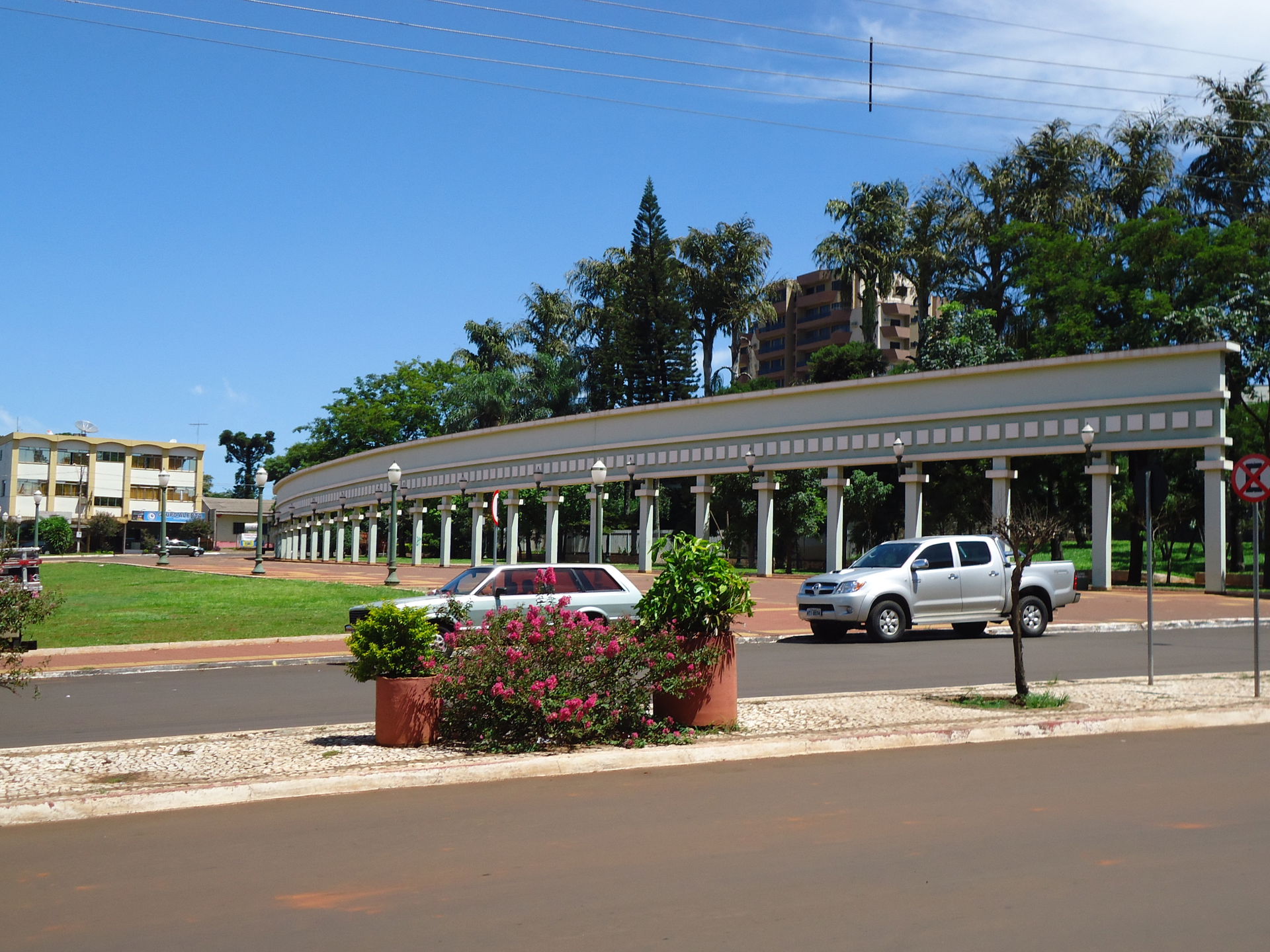 Fotografia da Praça Principal de Medianeira, no Paraná.