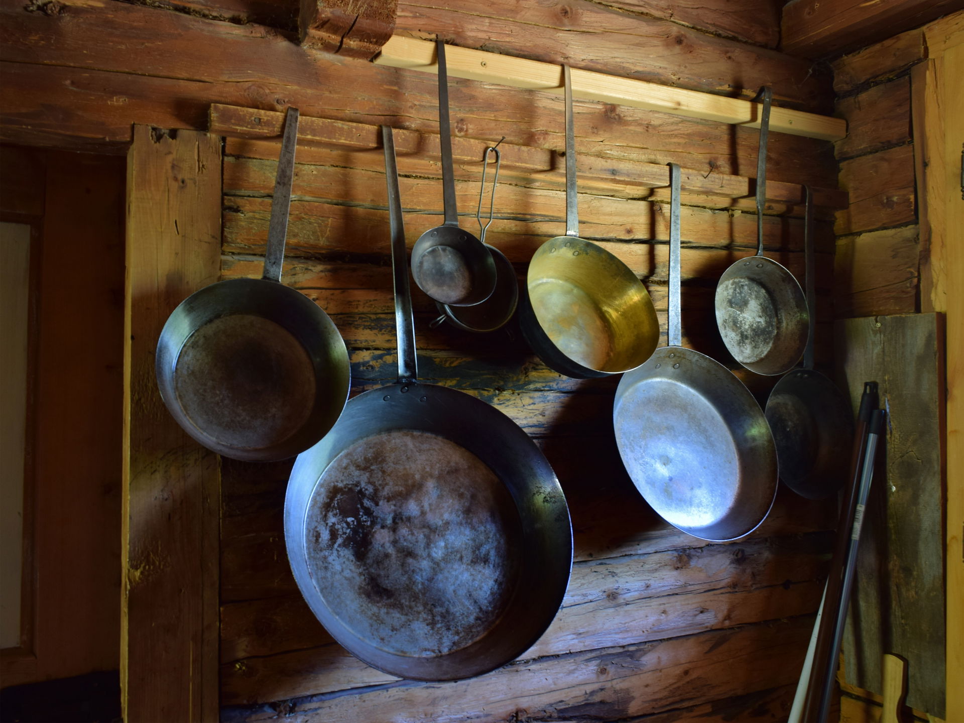 Pfannen in der Almhütte vulgo Außer-Obergruber auf der Oberstal…