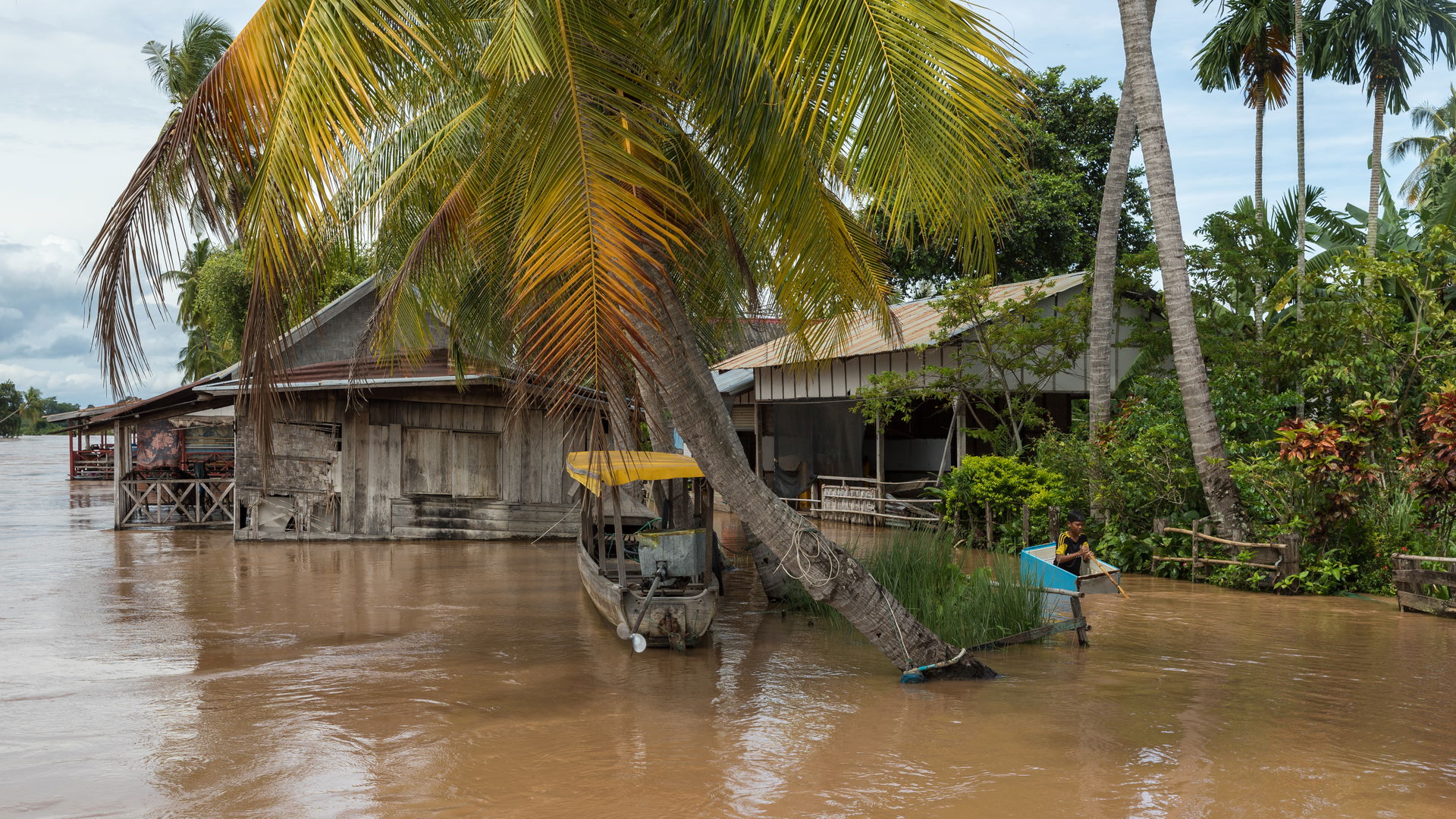 Flooded banks of the island of Don Khon in the muddy water of t…