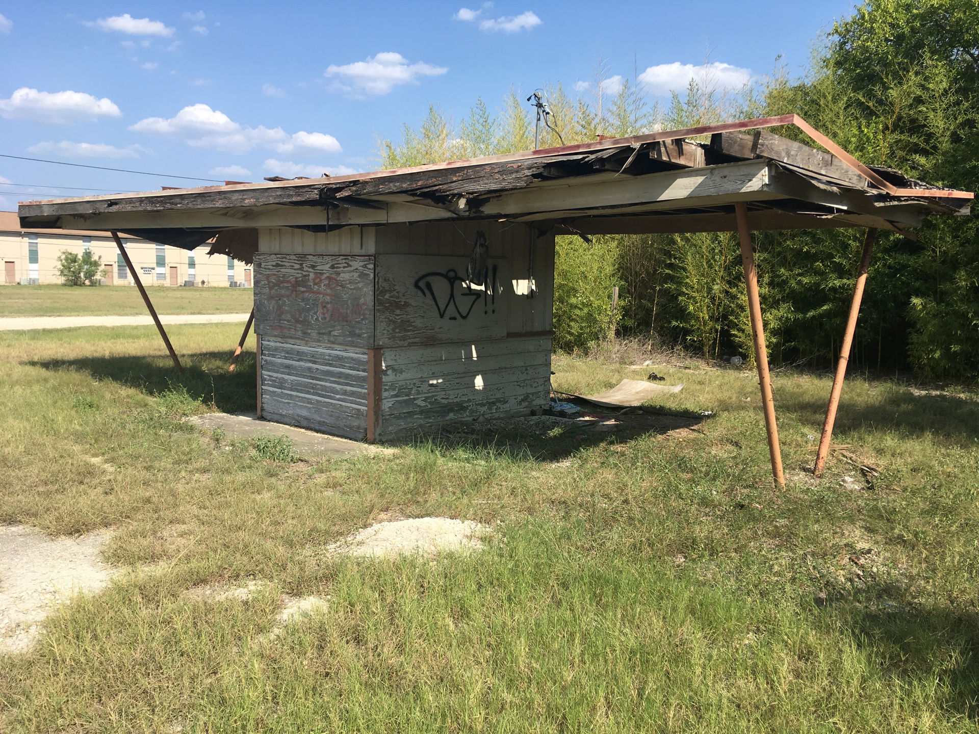 A decrepit car lot in Schertz Texas with interesting vintage si…