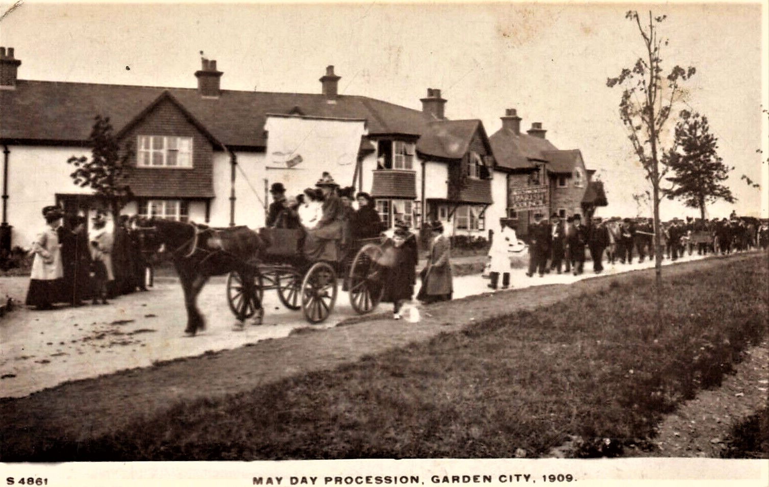 POSTCARD HERTS - LETCHWORTH  GARDEN CITY - MAY DAY PROCESSION -…