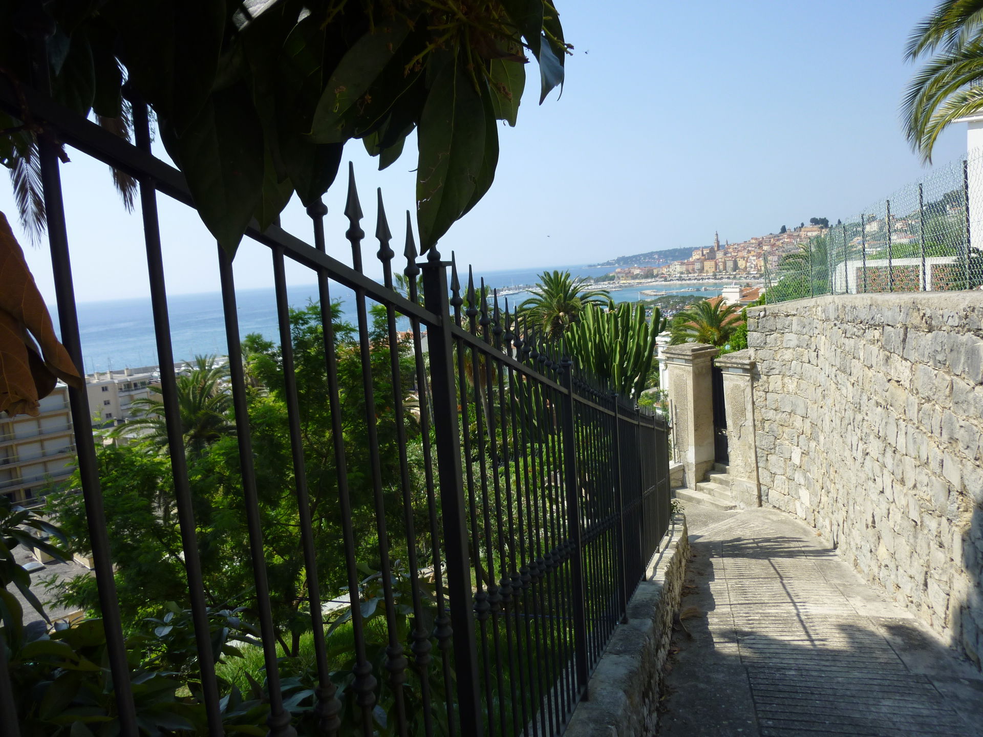 Vue de Menton depuis l'entrée du jardin de Fontana Rosa.