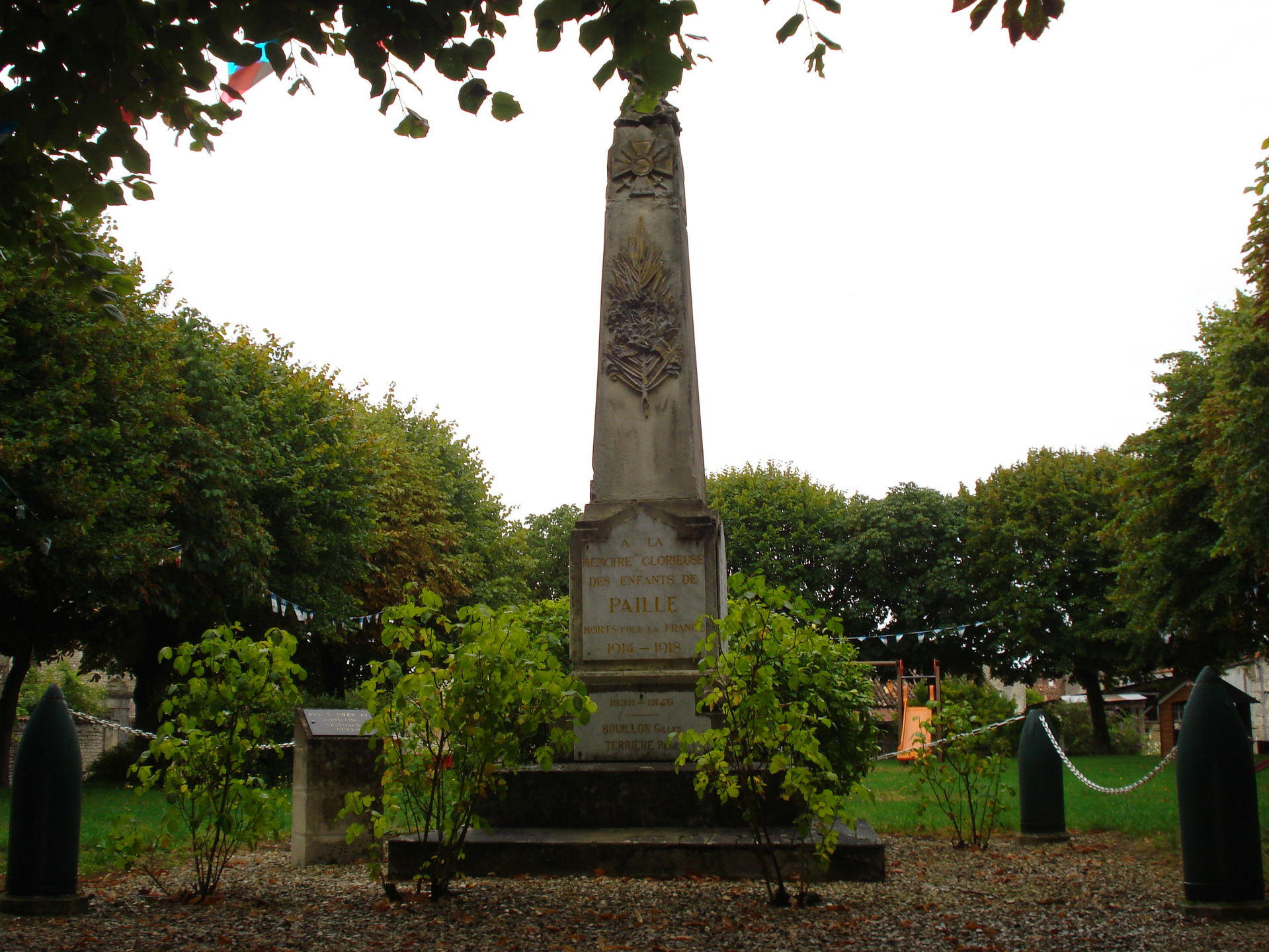 Le Monument aux morts sur la place de Paillé (Charente-Maritime)
