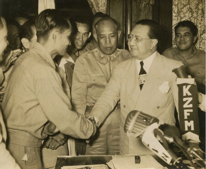 President Quirino shaking hands with Hukbalahap leader Luis Tar…