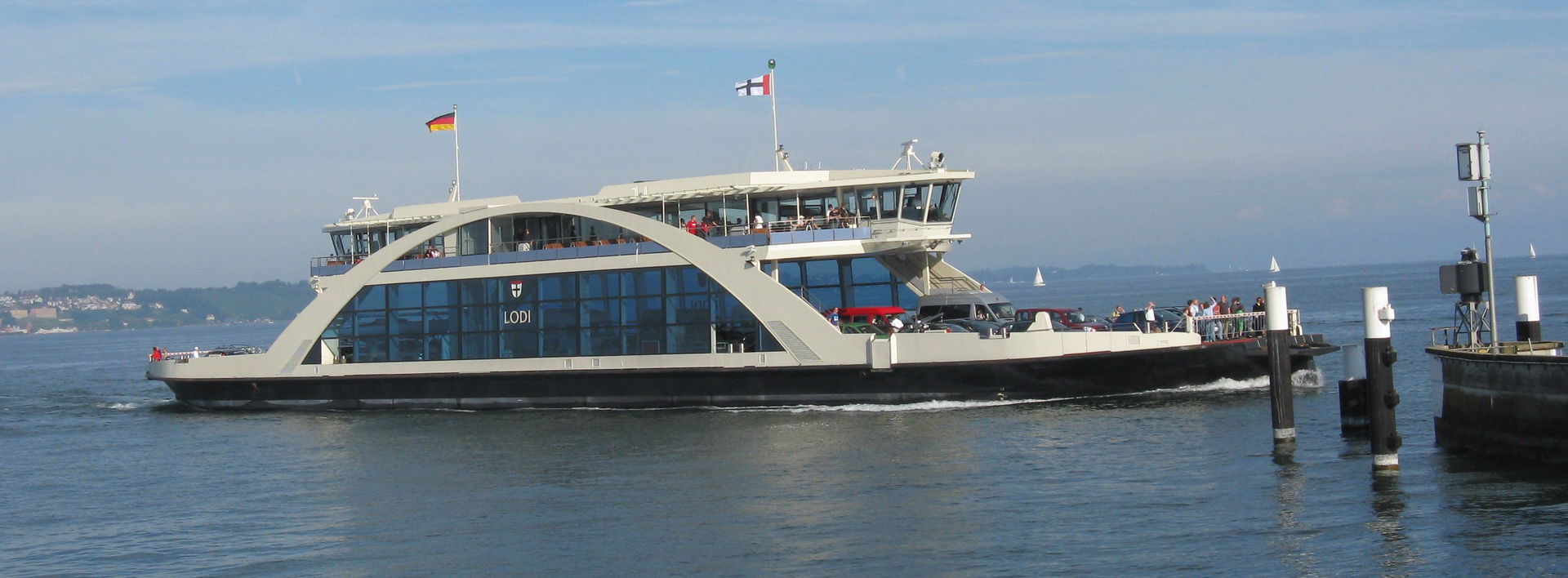 Autofährschiff MF Lodi bei Einfahrt in den Hafen Konstanz-Staad