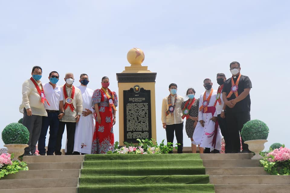 Officials and guests standing beside the Kipit quincentennial h…