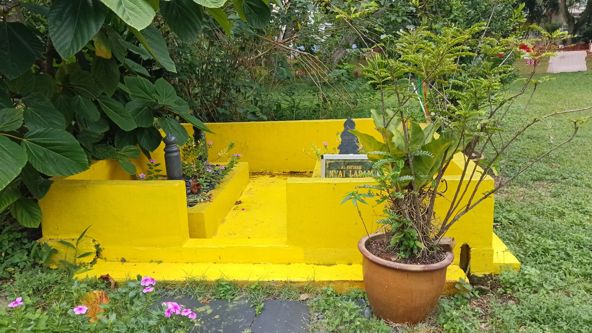 These graves at the end of Jalan Sempadan road behind Villa Mar…