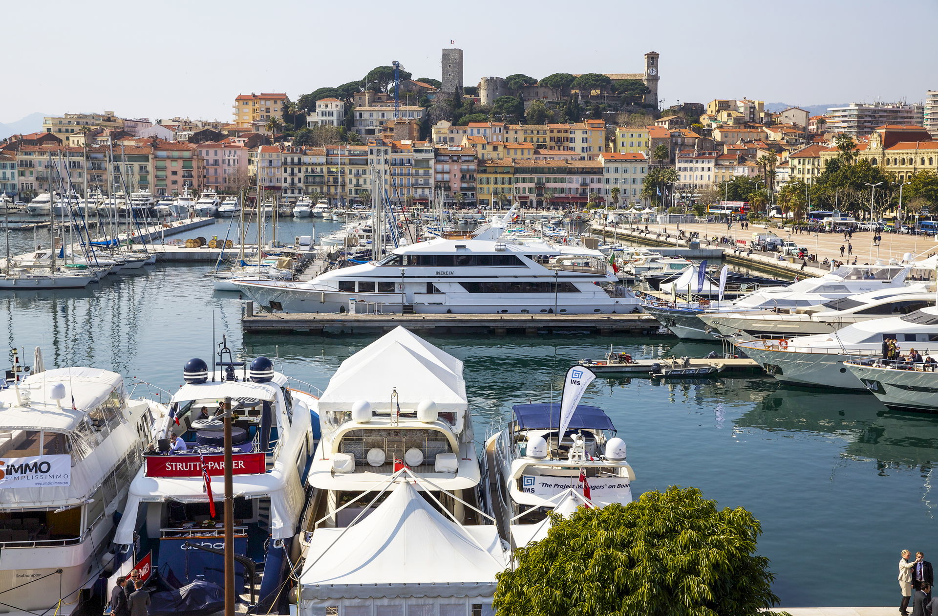 Hamnen i Cannes där många yachter används för möten i samband m…