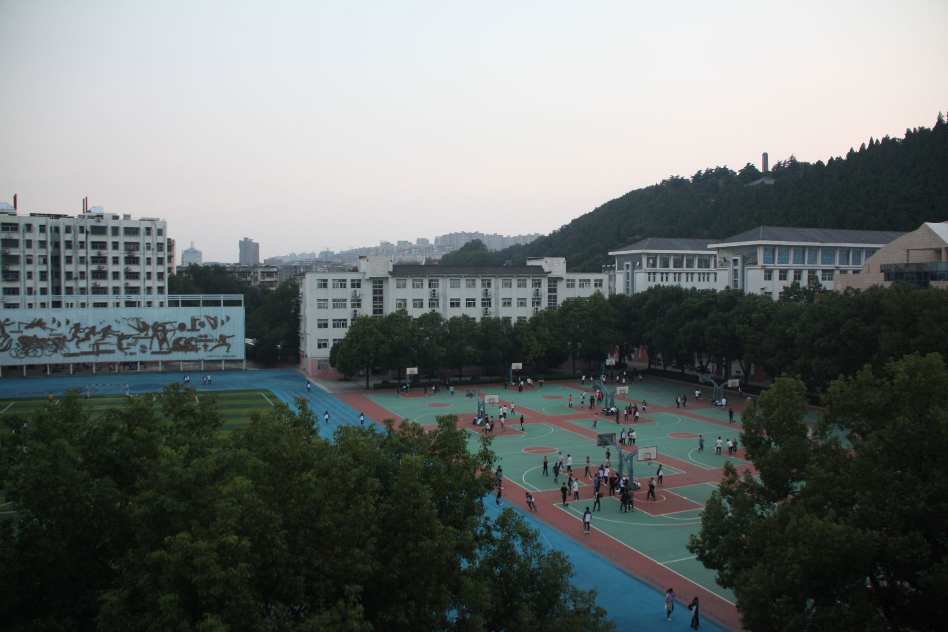 ​湖北省荆门龙泉中学校园环境，拍摄于高一教学楼5楼