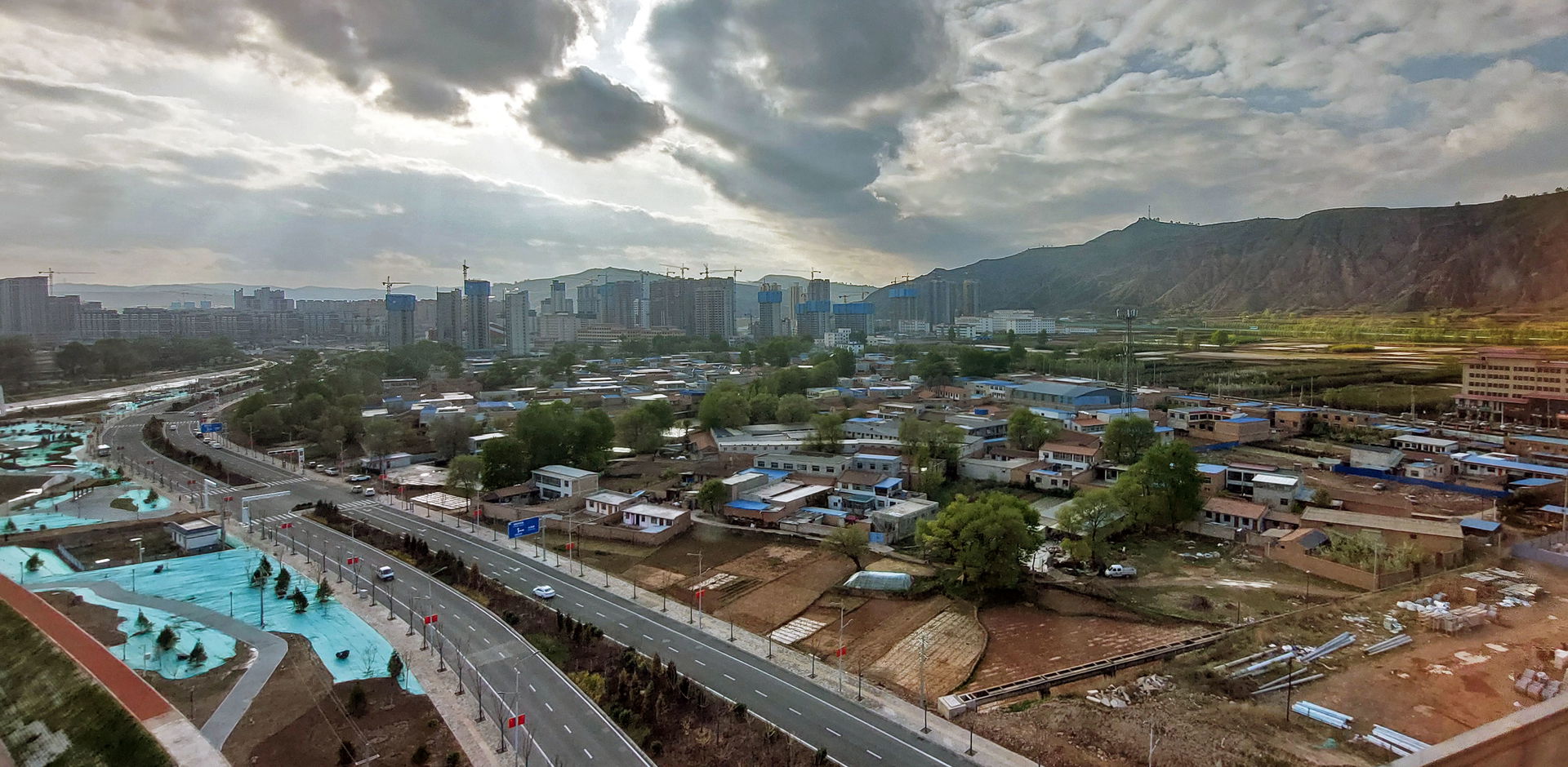 ​火车上看到渭源县市区的景色