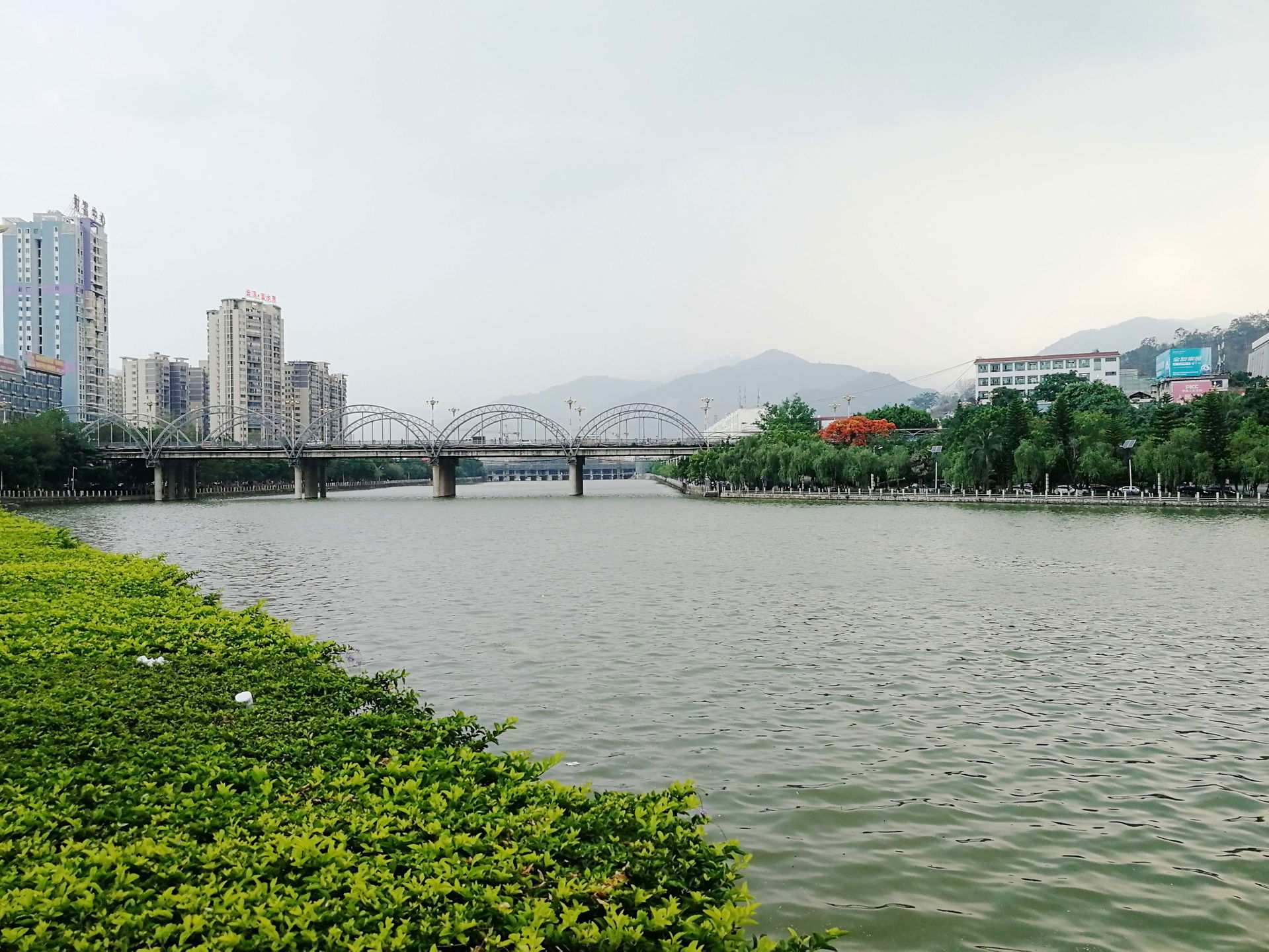 中国临沧市云县县城境内的罗闸河与迎新路大桥。