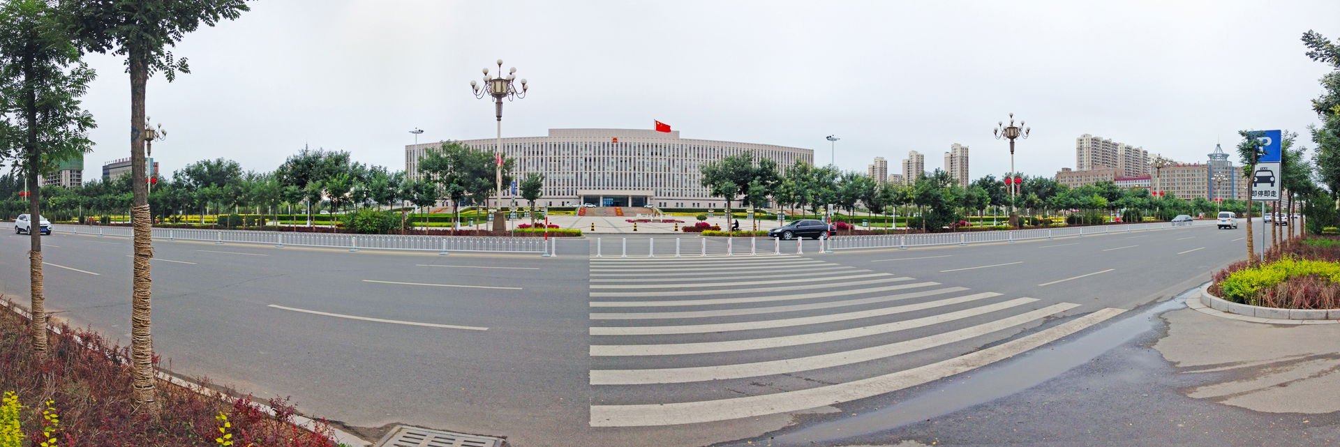 20130806内蒙巴彦淖尔市政府大楼前10车道大街
