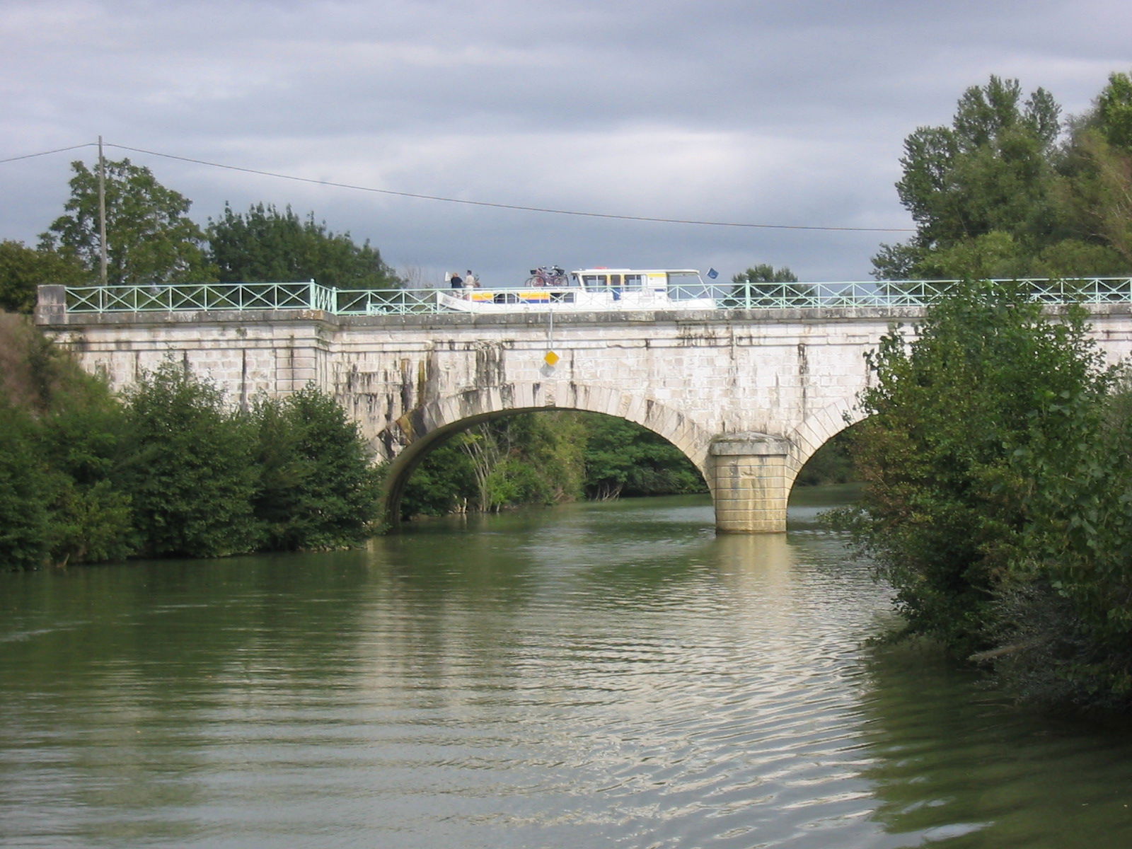 Die Baïse überquert von Kanalbrücke des Garonne-Seitenkanals.