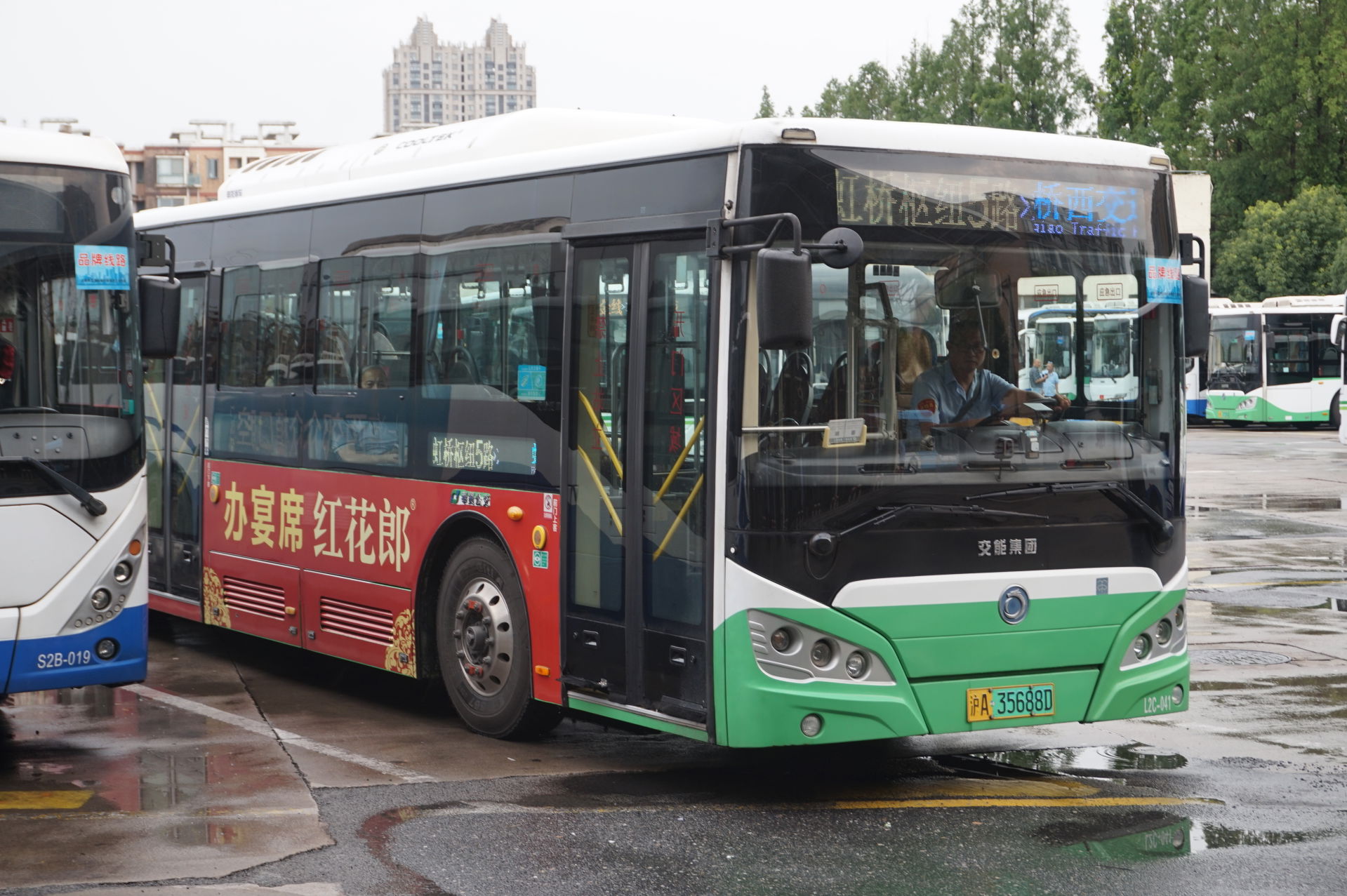 Bound for Hongqiao Railway Station (SLK6129UBEVN1)