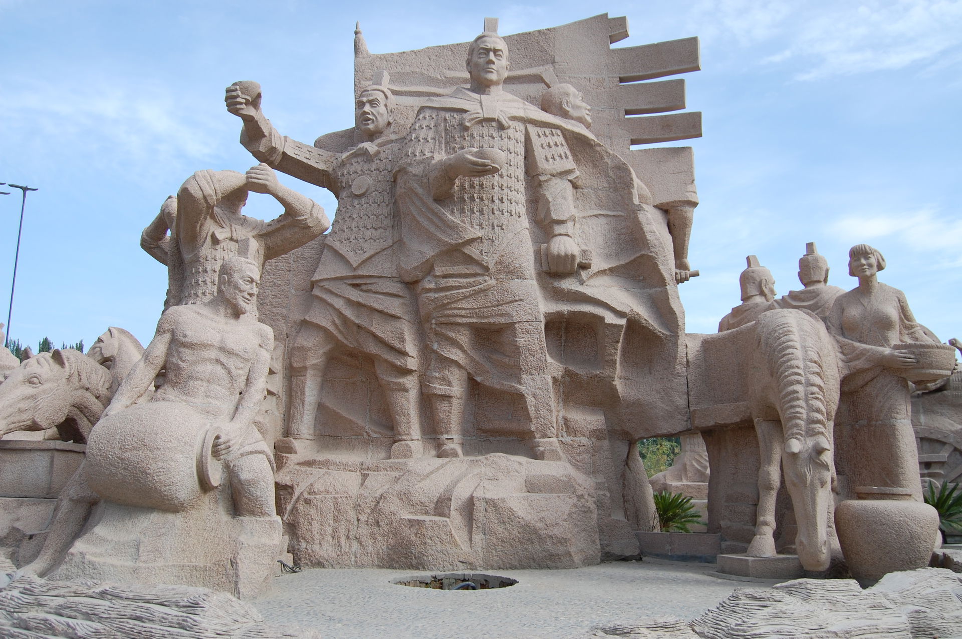 Relief in Jiuquan: General Huo Qubing (Mitte) lässt ein Fass We…