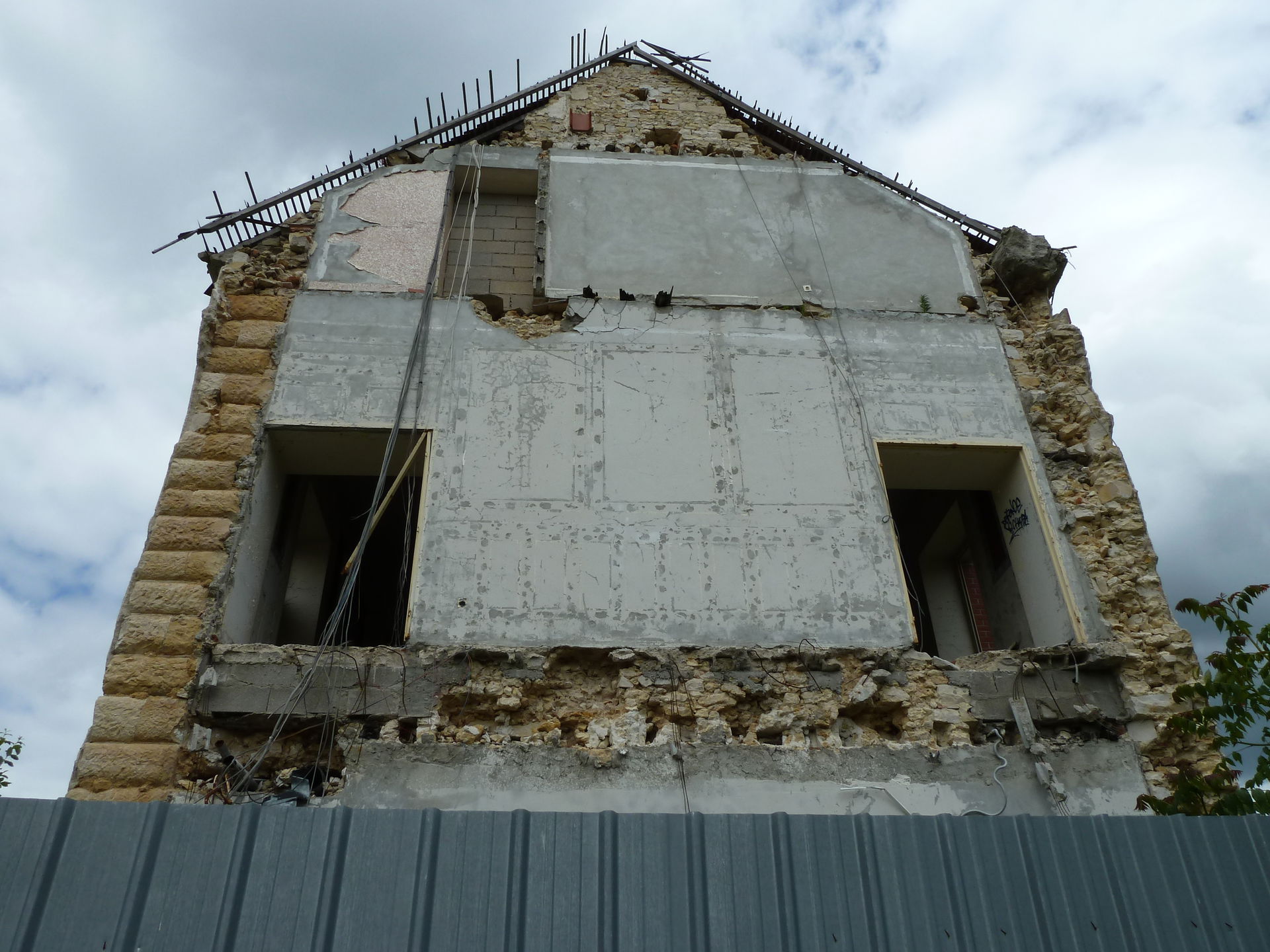 Anciens bâtiments militaires du quartier Magenta en voie de dém…