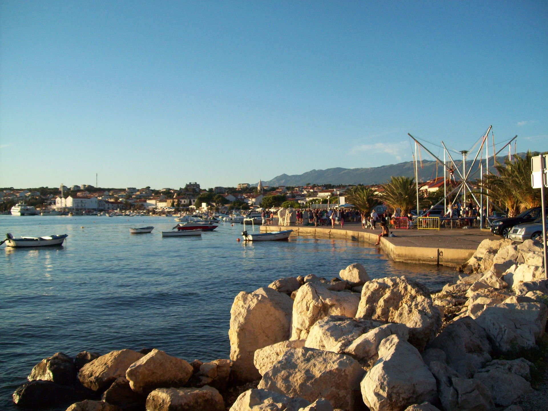 Die Stadt Novalja von der Marina aus.