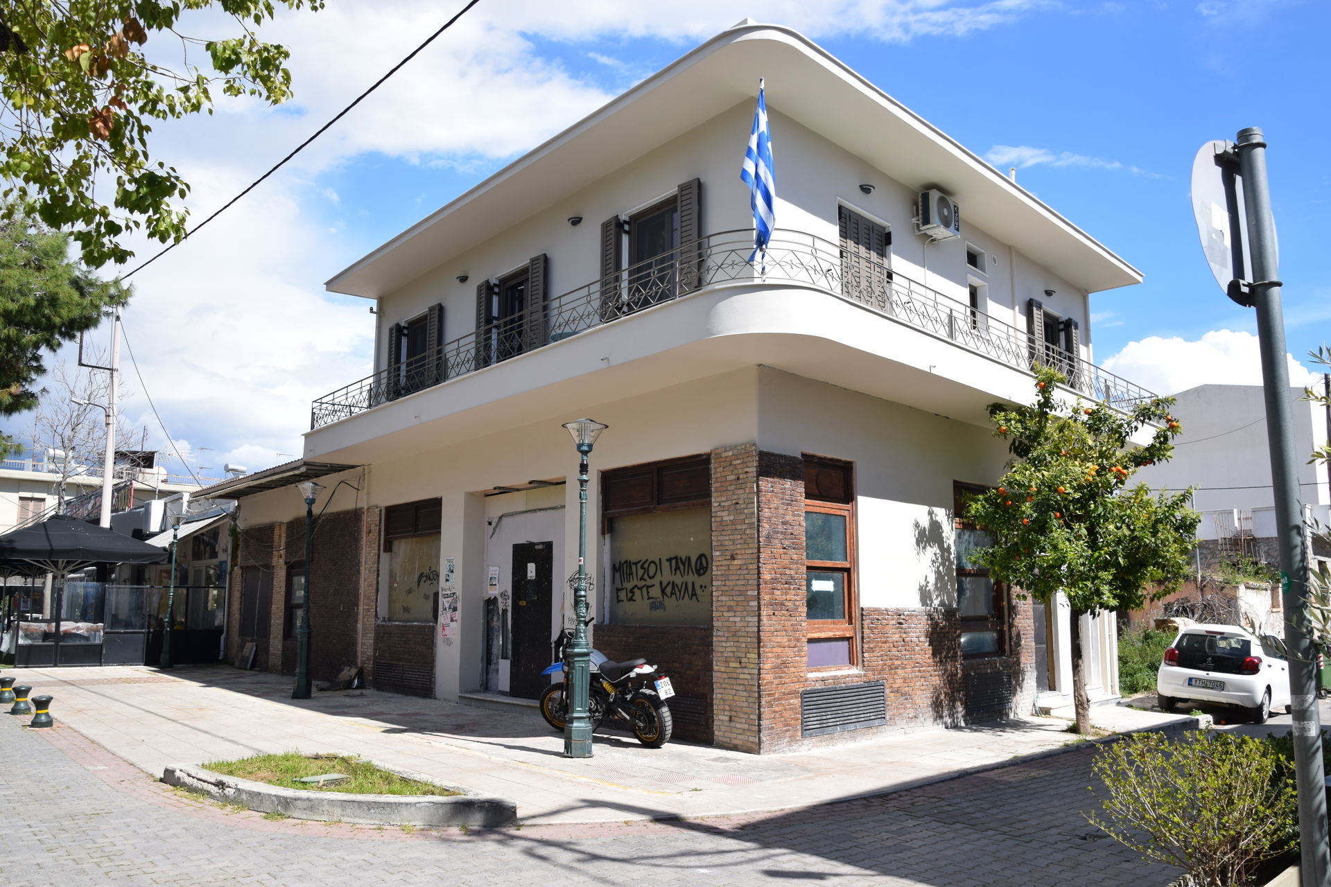 Vue de la rue Nicolaidou, à Eleusis (Elefsina), en Attique, Grè…