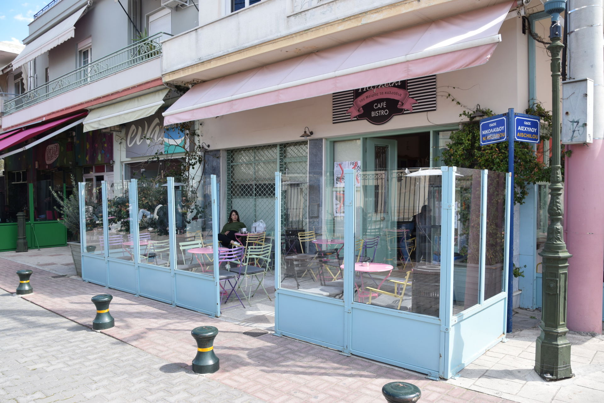 Vue de la rue Nikoaidou, entre la place des Héros et la mer, à …