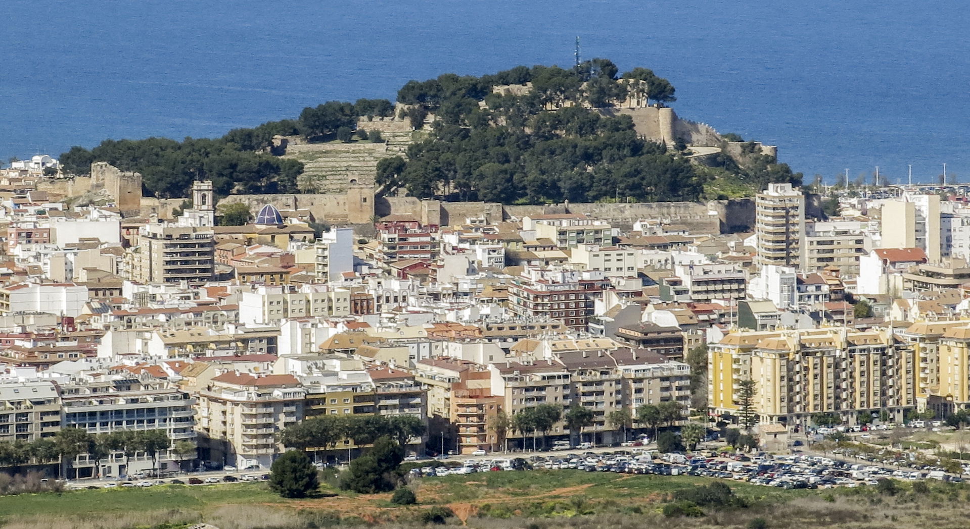 Dénia és una ciutat del País Valencià, capital de la comarca de…
