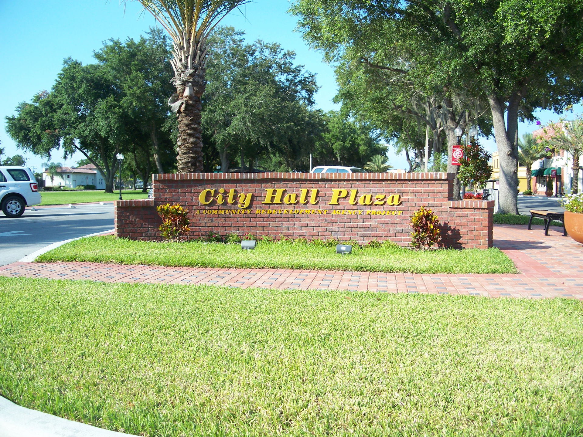 Auburndale: City hall plaza