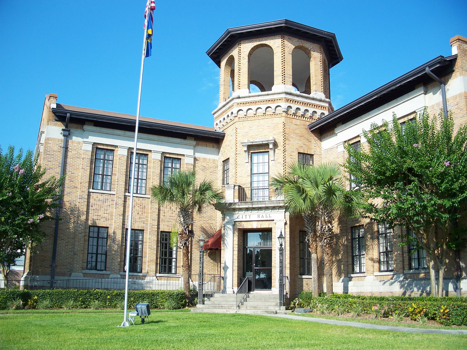 Auburndale: City hall
This is an image of a place or buil…