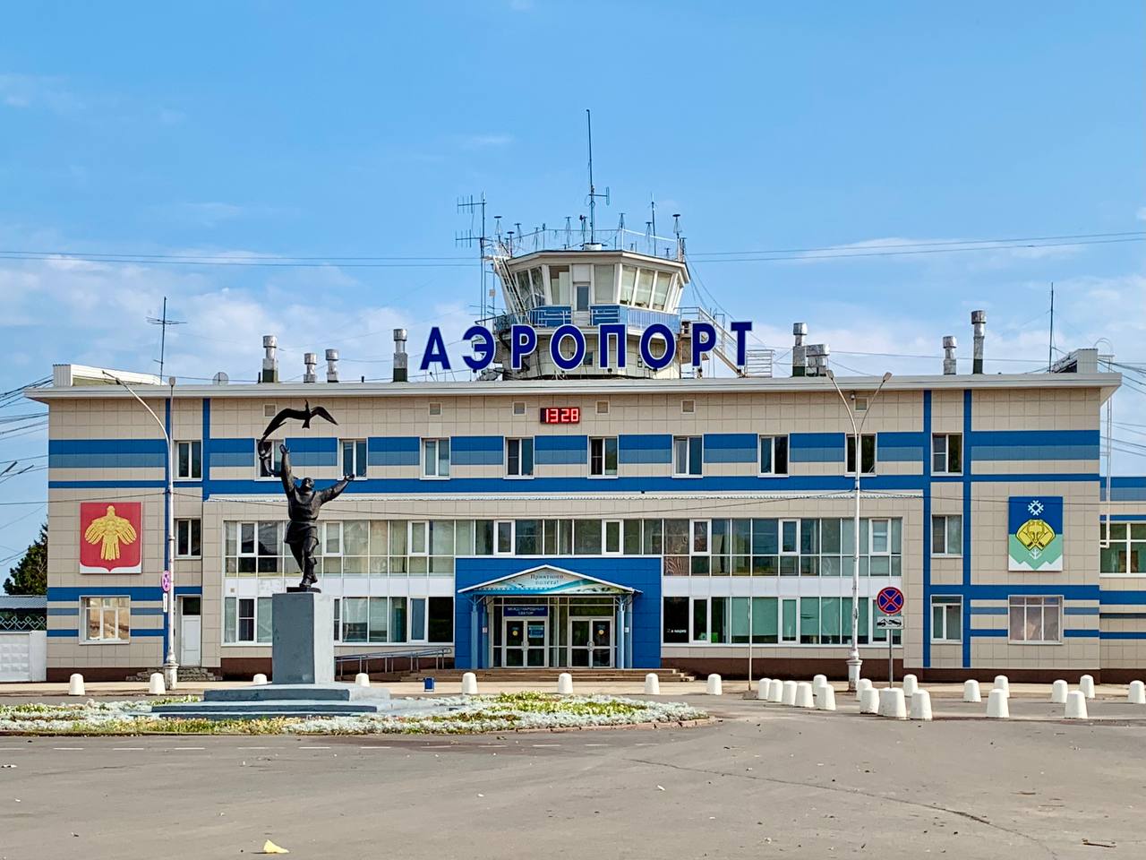 Международный терминал аэропорта Сыктывкар. В центре площади у …