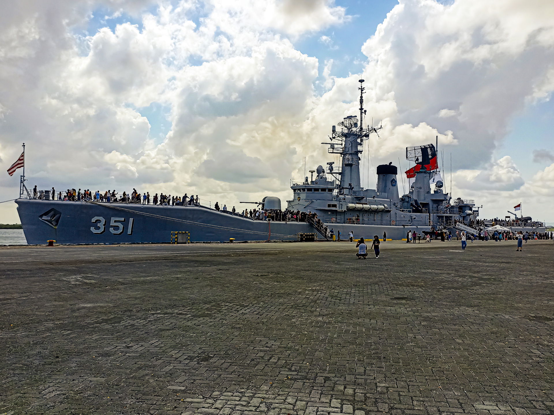 KRI Ahmad Yani (351) bersandar di Pelabuhan Tanjung Intan Cilac…