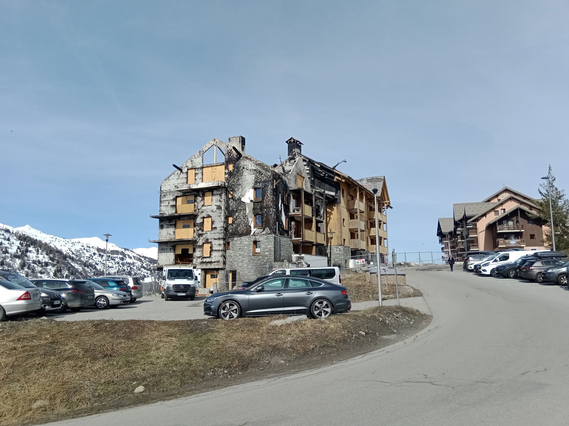 Résidence incendiée à Valmeinier 1800, Valmeinier, Savoie, Fran…