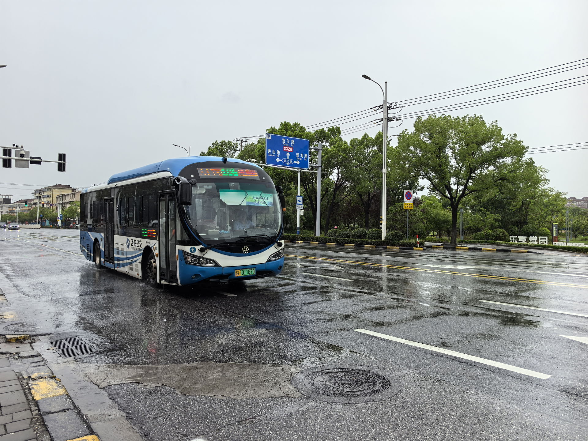 海门飞鹤公交运营的106路(苏F 01187D,GTQ6111BEVBT20)驶入海兴新村,由大千车站开往双豆腐店
