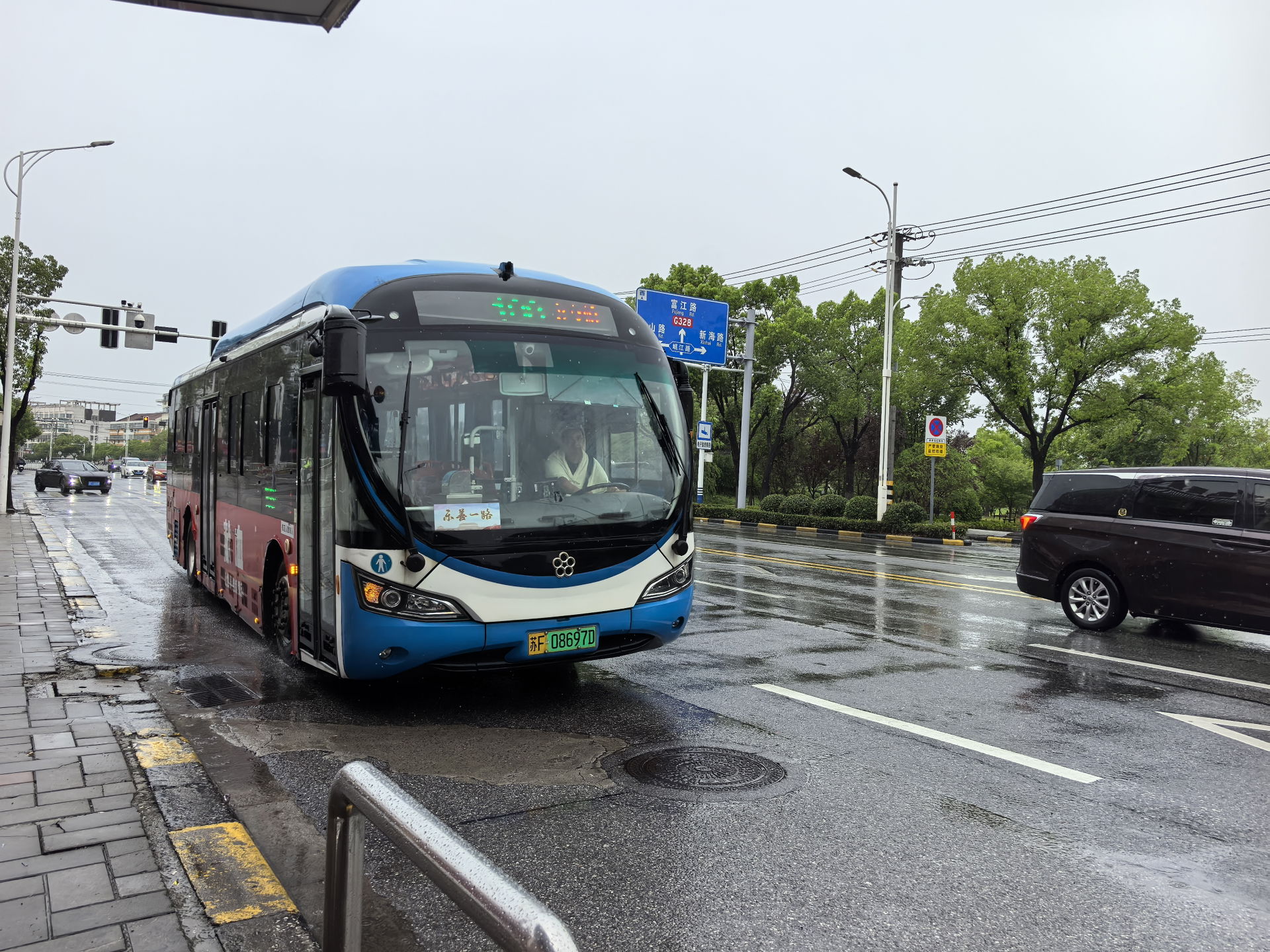 海门飞鹤公交运营的108路(苏F 08697D,GTQ6111BEVBT20)驶入海兴新村,由家纺城16号门开往海门车站