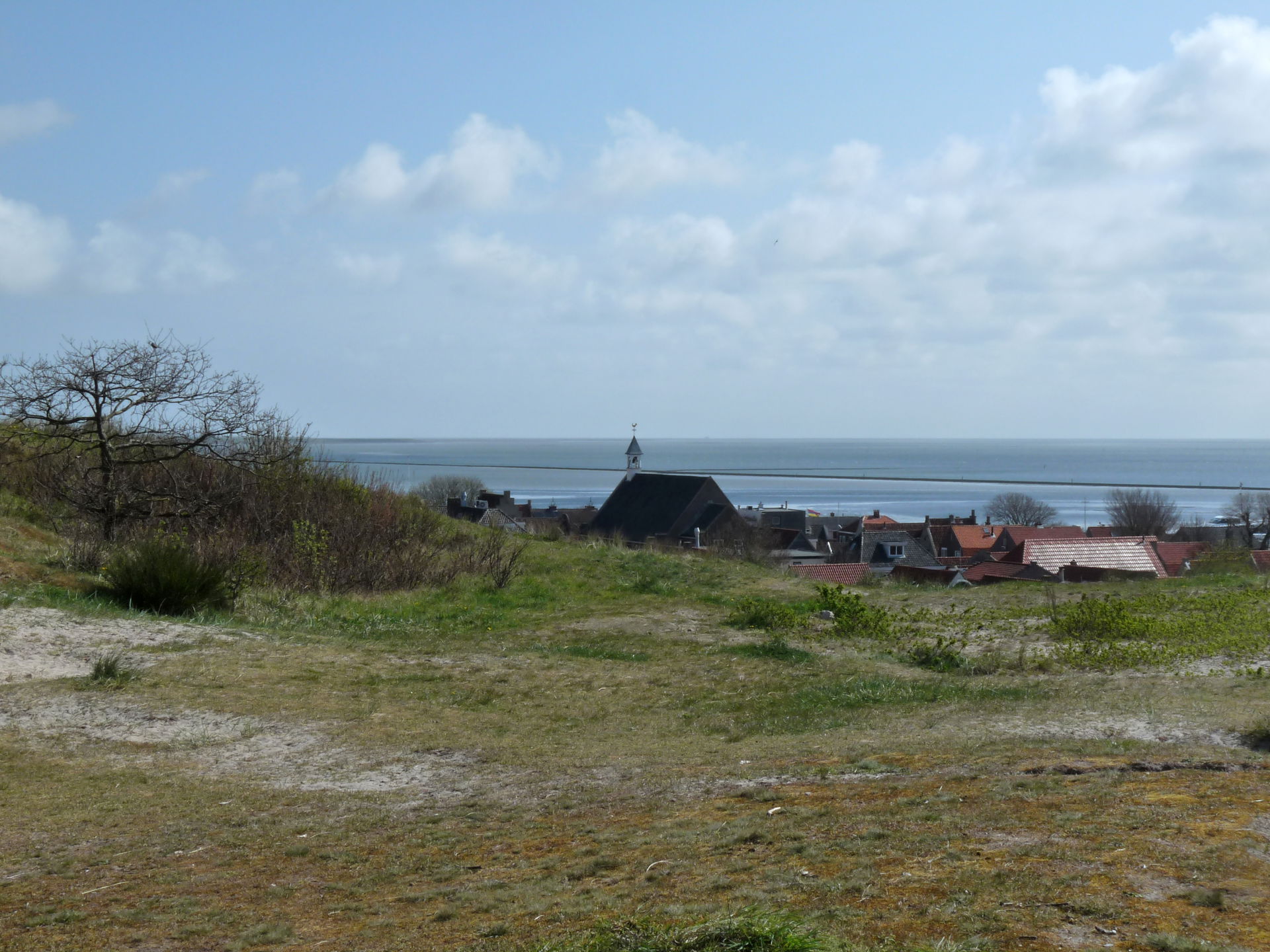 Het dorp West-Terschelling gezien vanaf de duinen