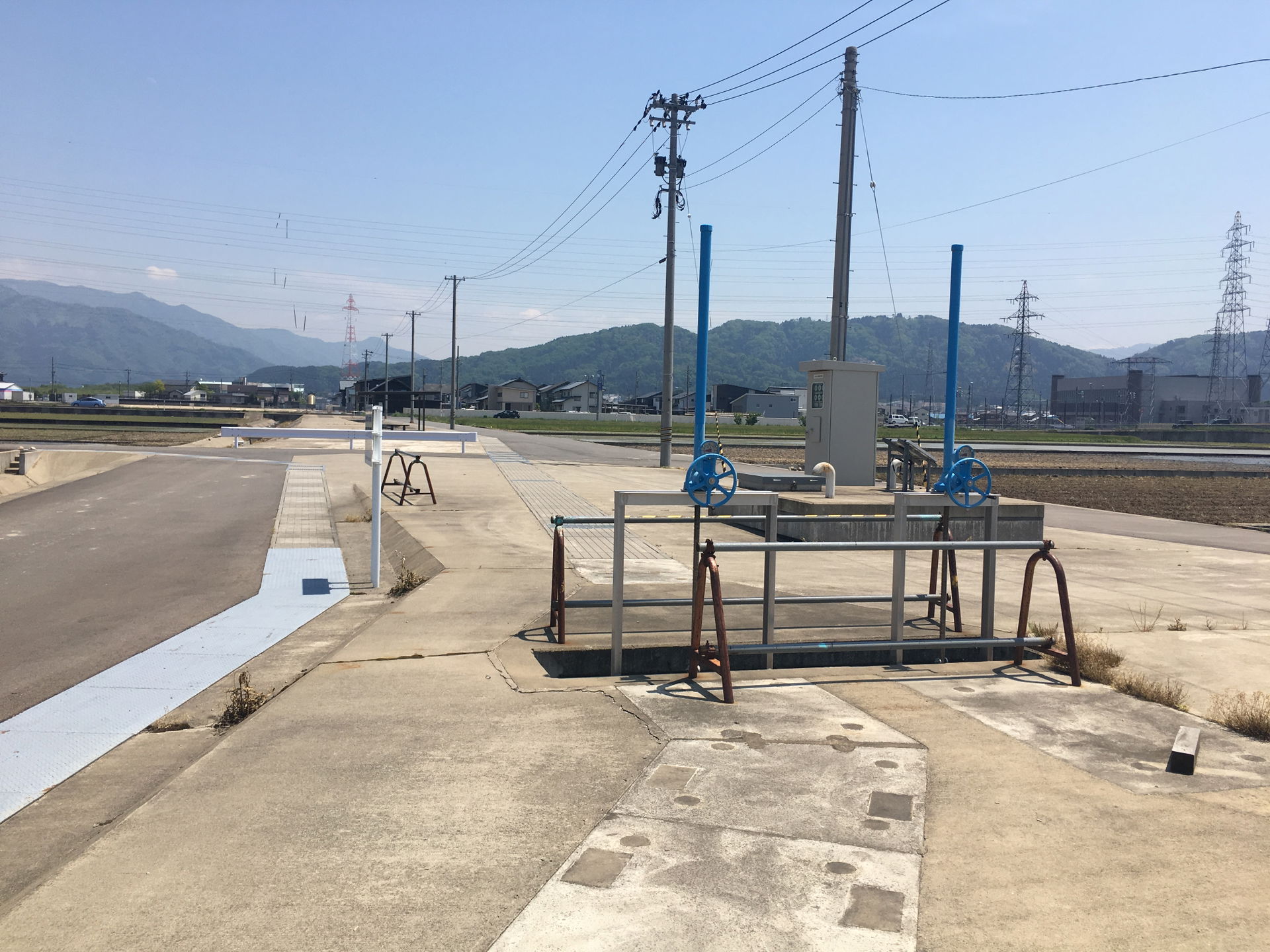 パイプライン化された芝原用水 （二タ口小水力発電所から見た上流の様子）